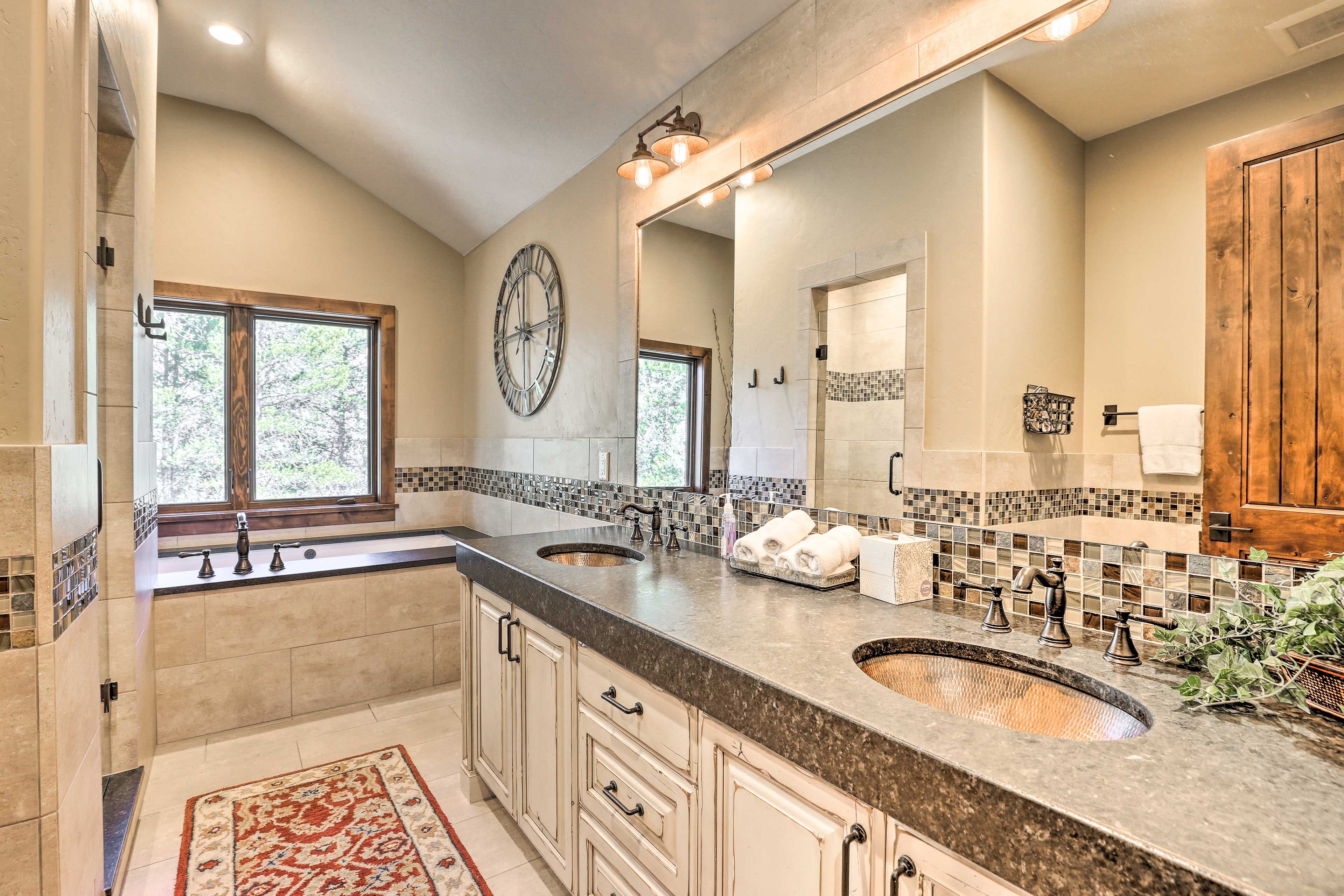 Full Bathroom | Towels Provided