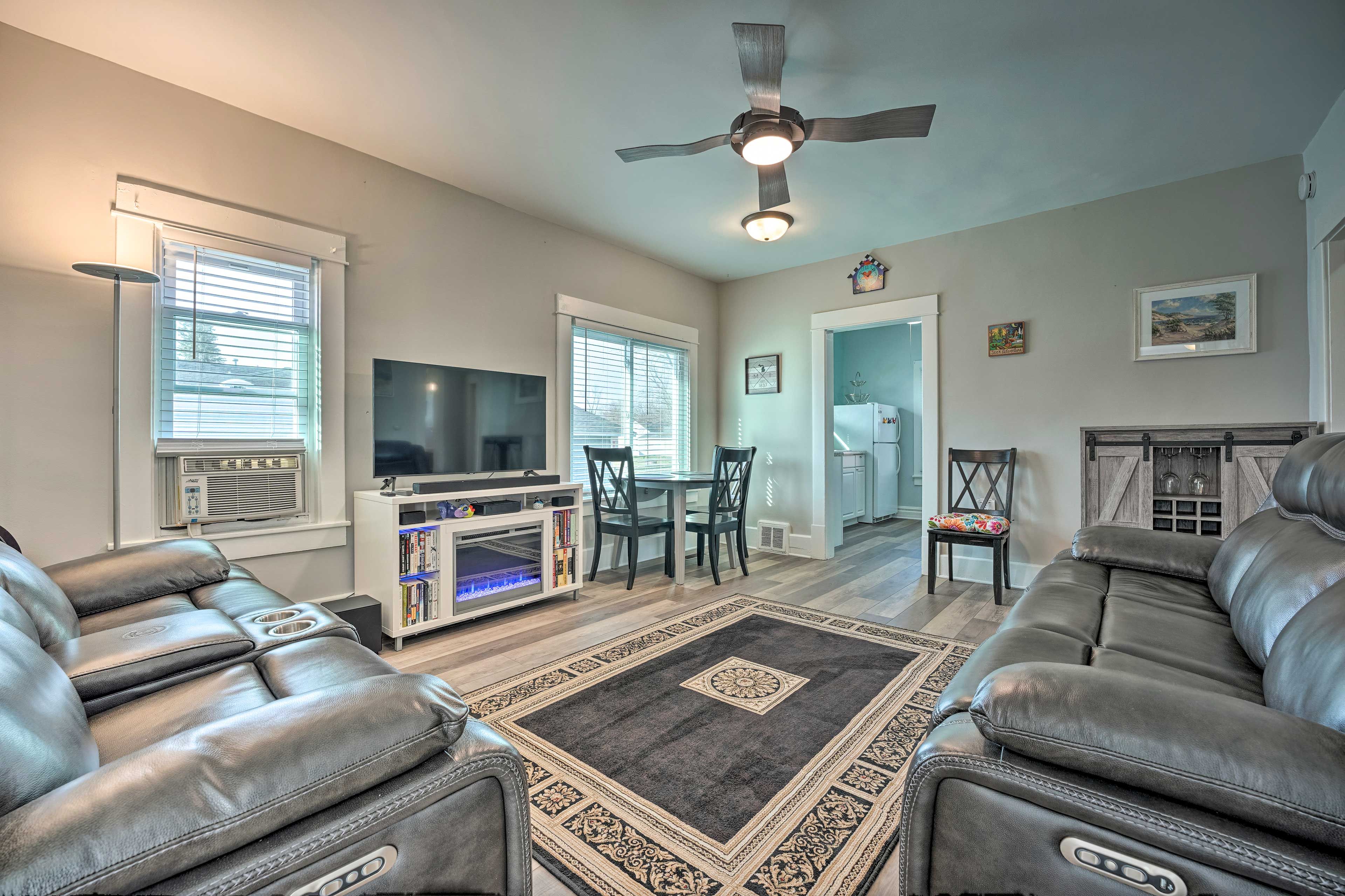 Living Room | Electric Fireplace | Smart TV w/ Cable