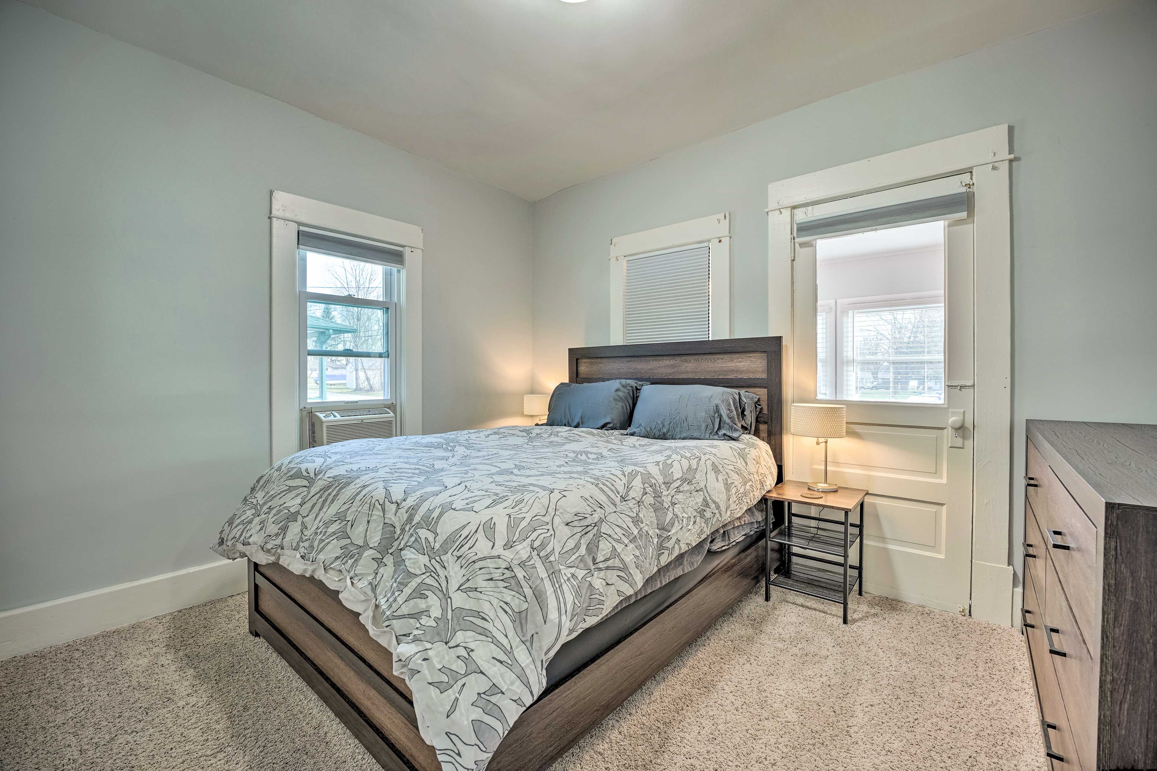 Bedroom 2 | Queen Bed | Blackout Curtains