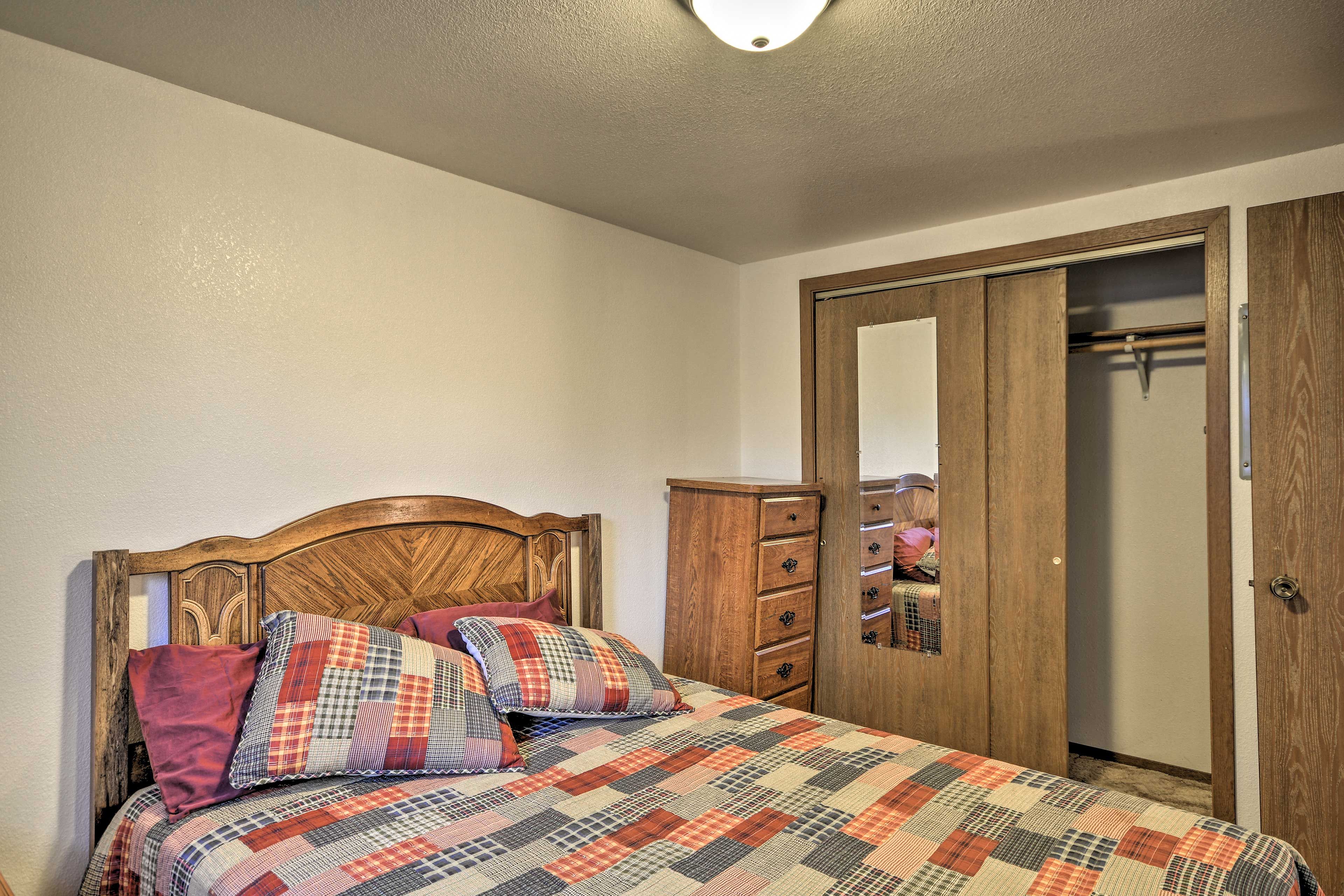 Bedroom | Queen Bed