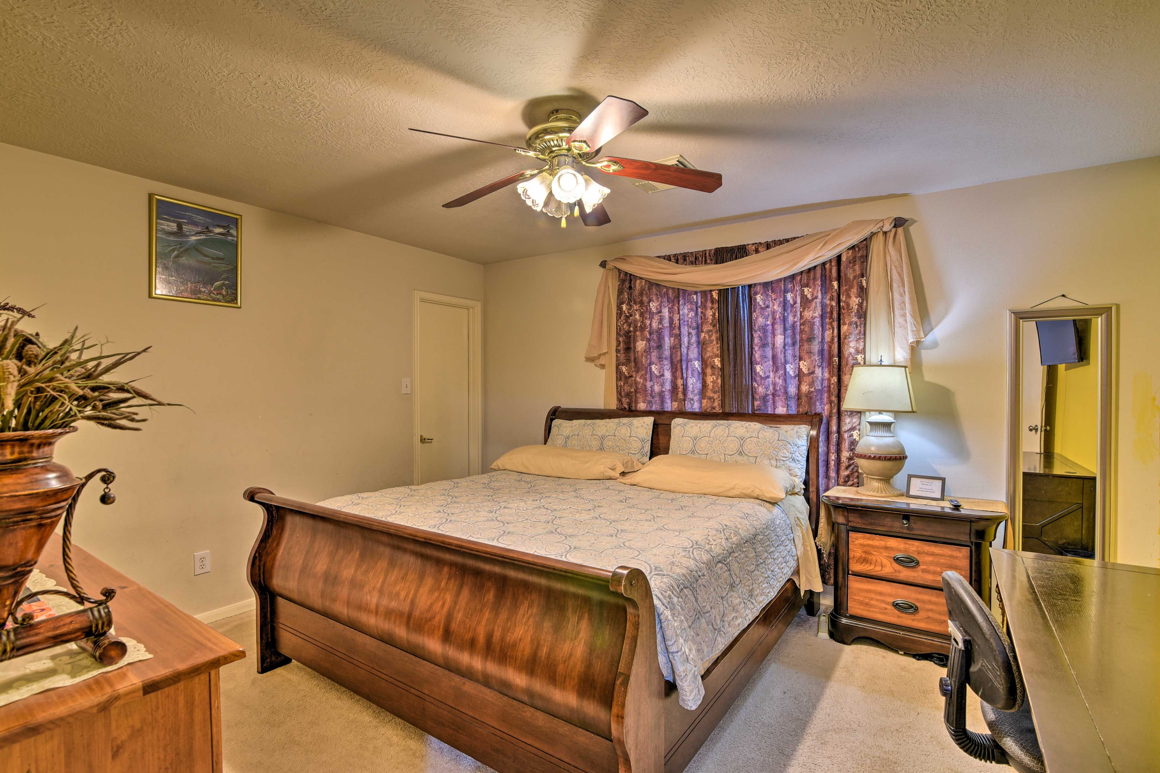 Bedroom 5 | 2nd Floor | Queen Bed | Smart TV