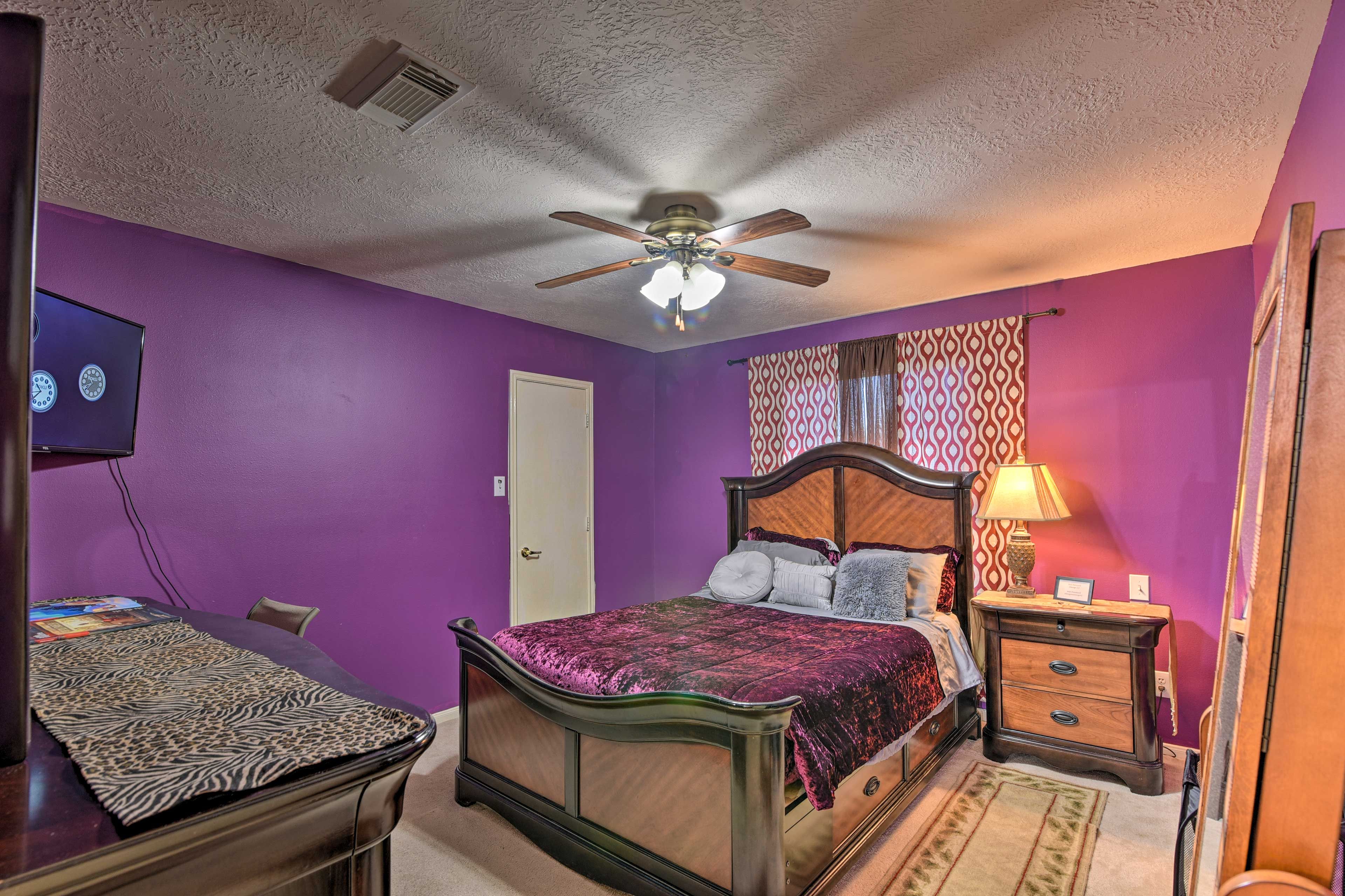 Bedroom 2 | 2nd Floor | Queen Bed | Smart TV