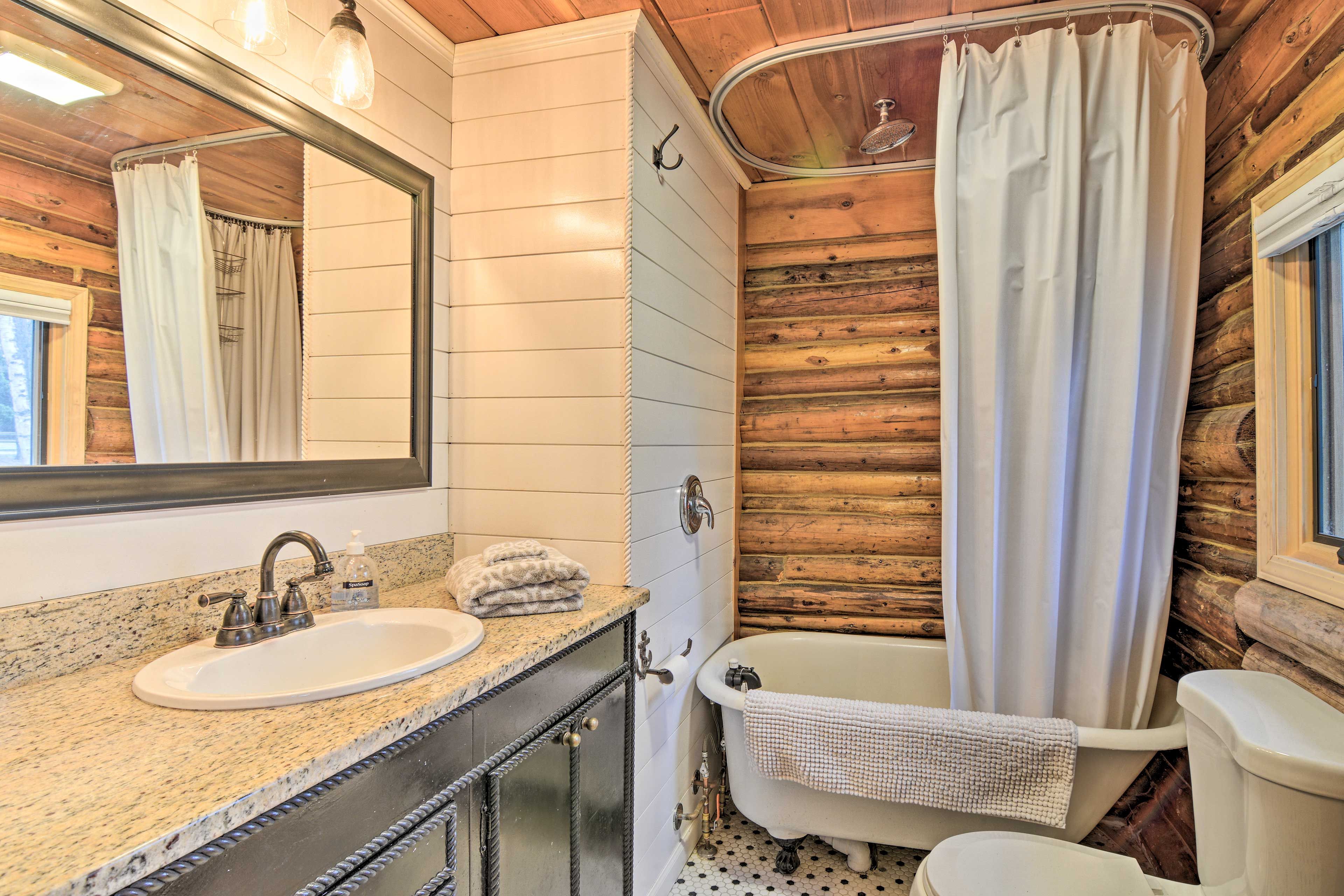 Bathroom | 1st Floor | Towels Provided