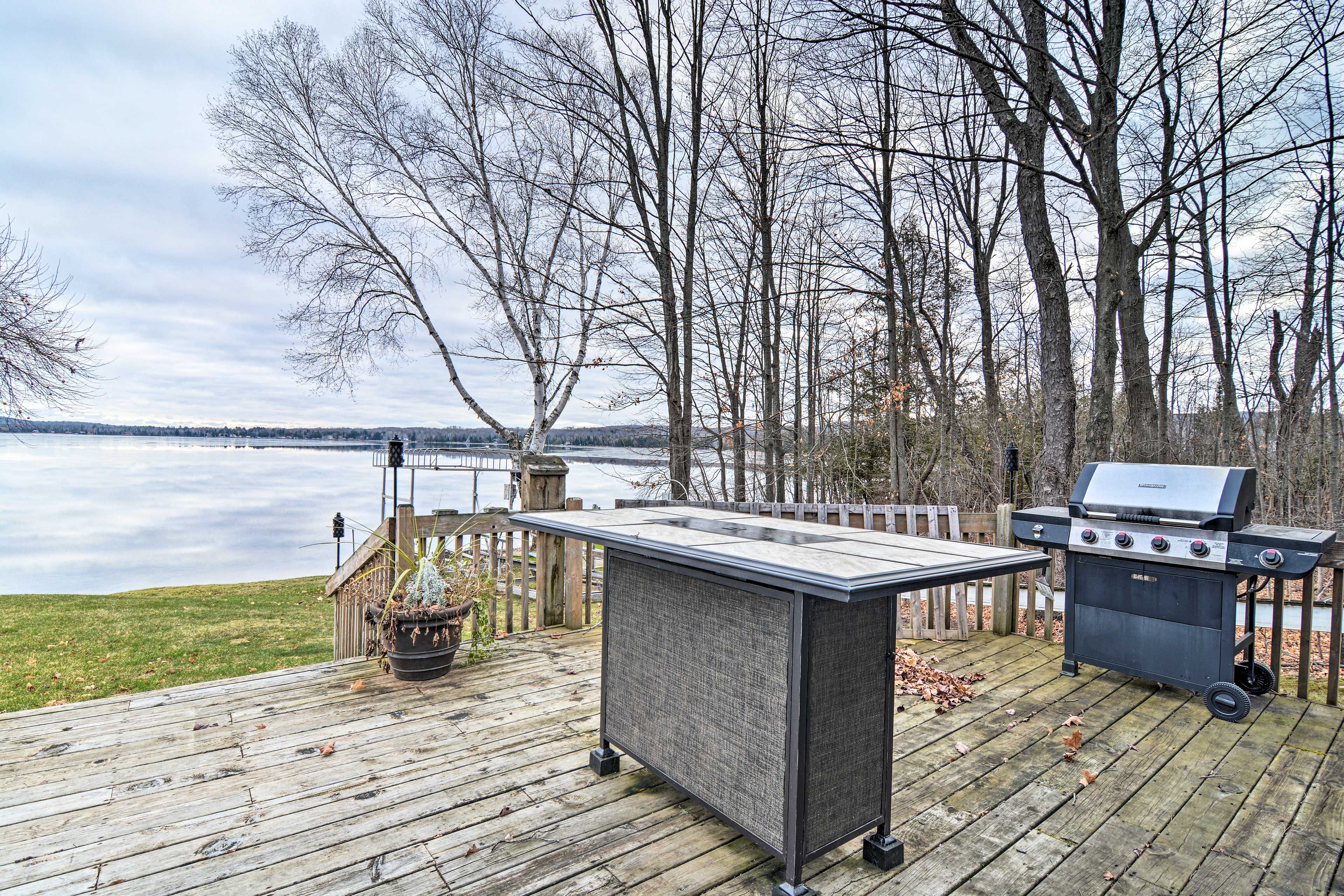 Back Deck | Fire Pit | Gas Grill