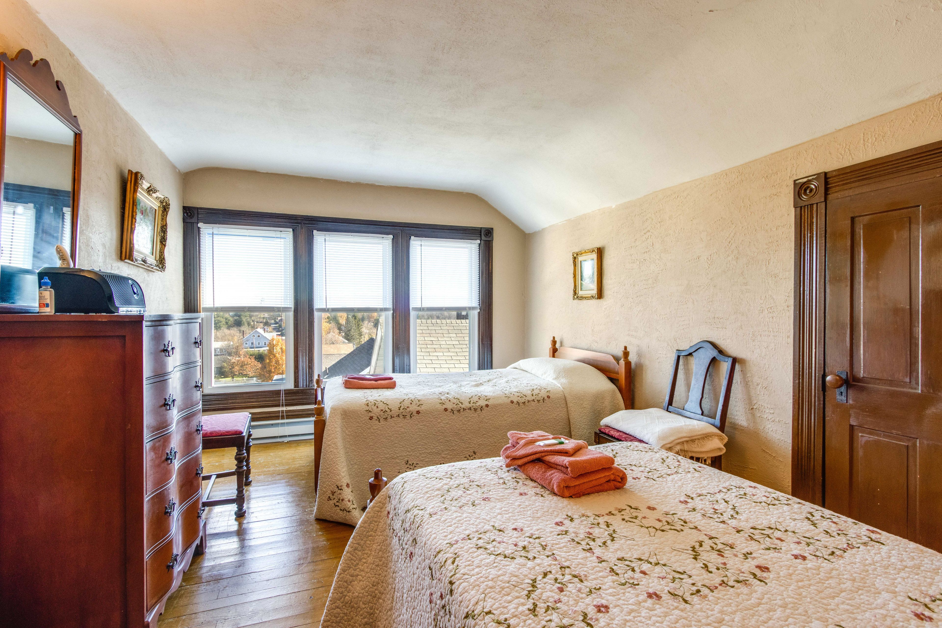 Bedroom 5 | 3rd Floor | 2 Twin Beds | Towels Provided