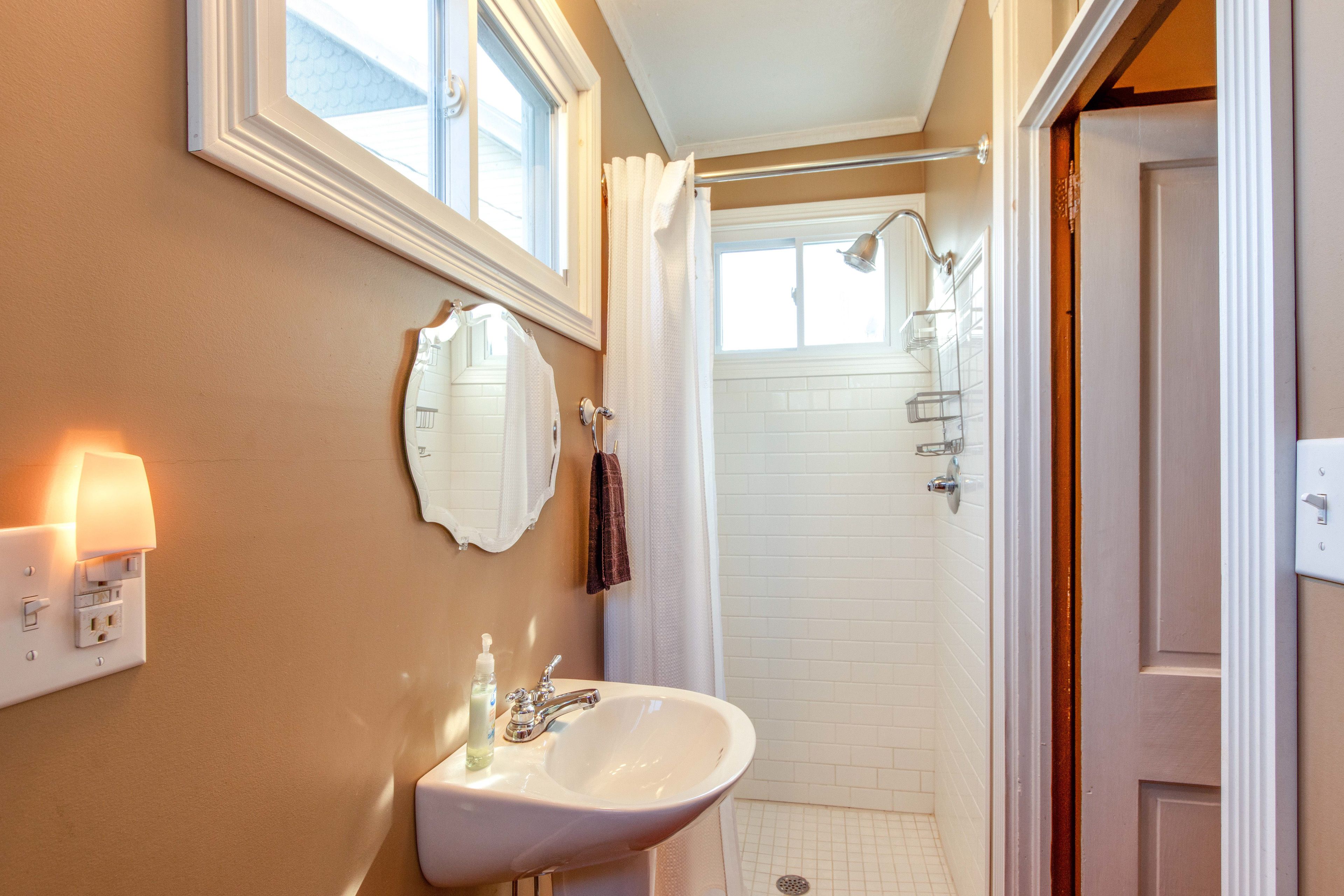 Full Bathroom | Towels Provided | Complimentary Toiletries