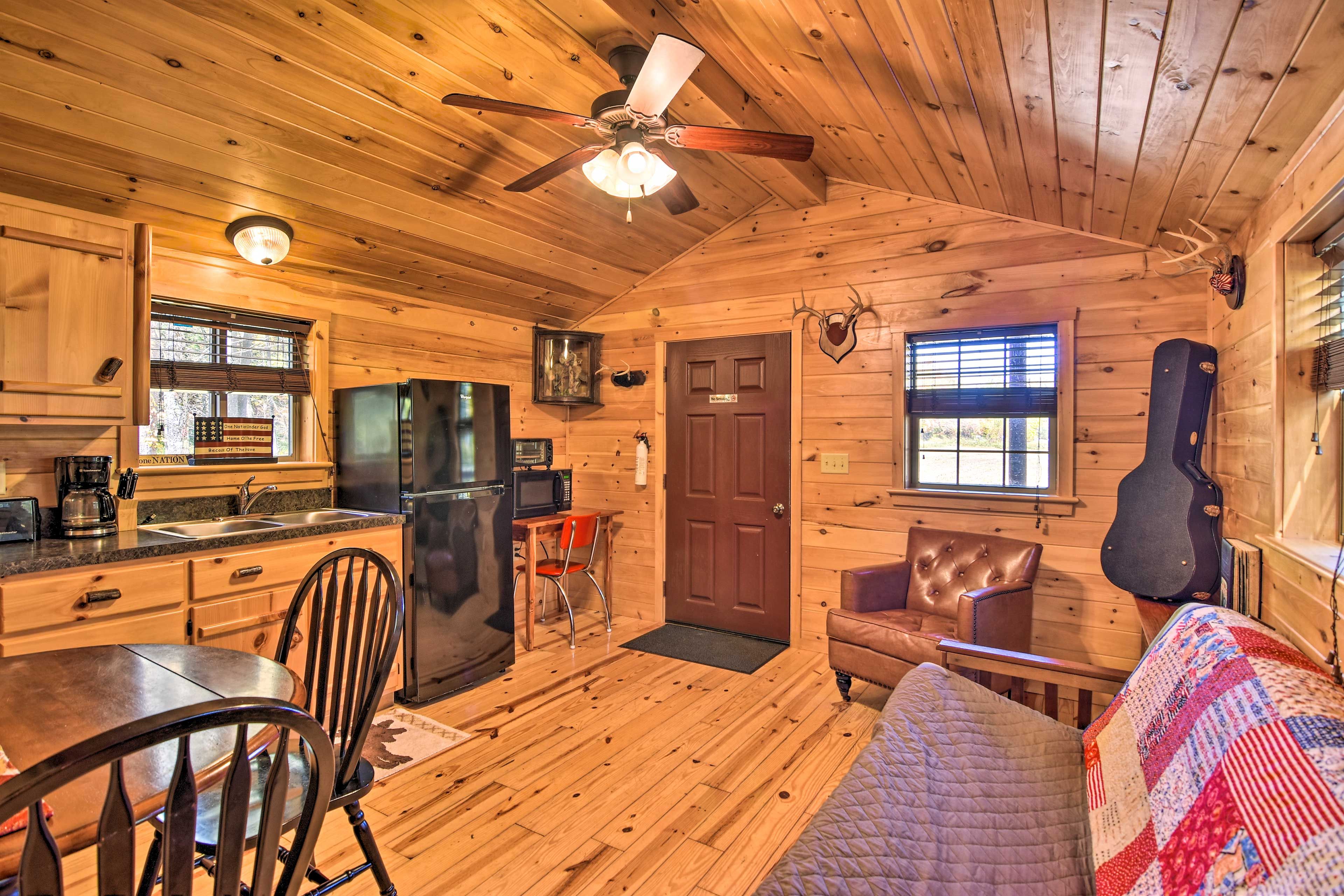Living Room | Flat-Screen Cable TV | Air Conditioning/Heating