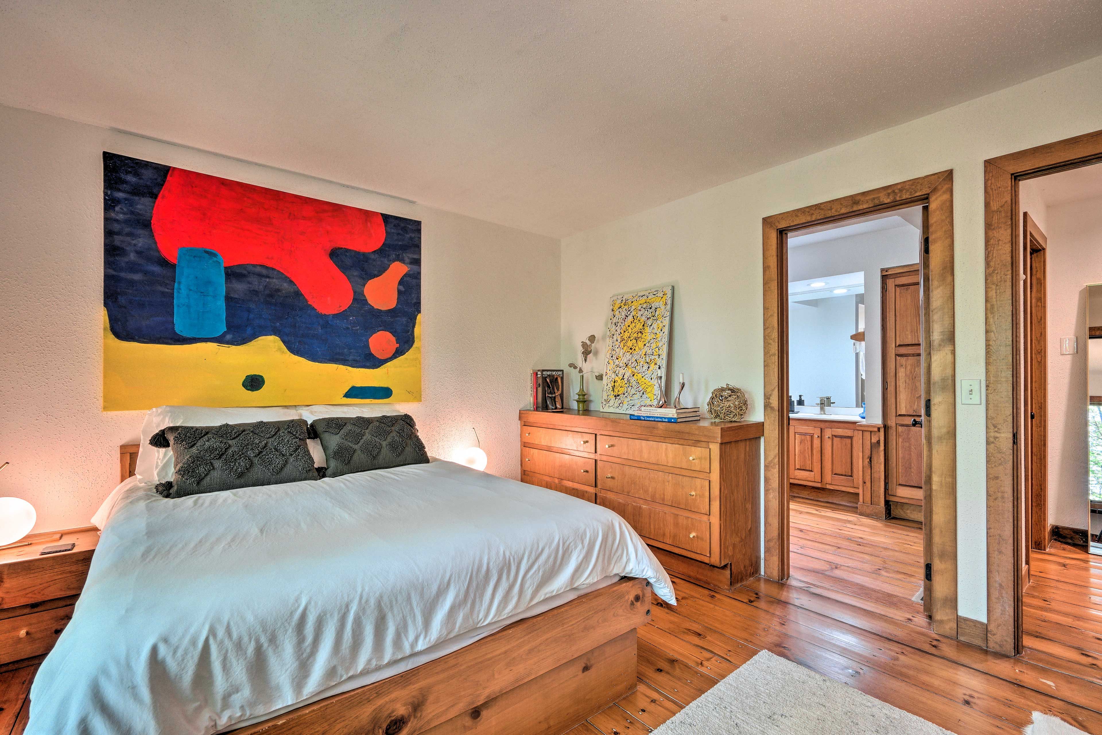 Queen Bed | En-Suite Bathroom | Towels/Linens Provided