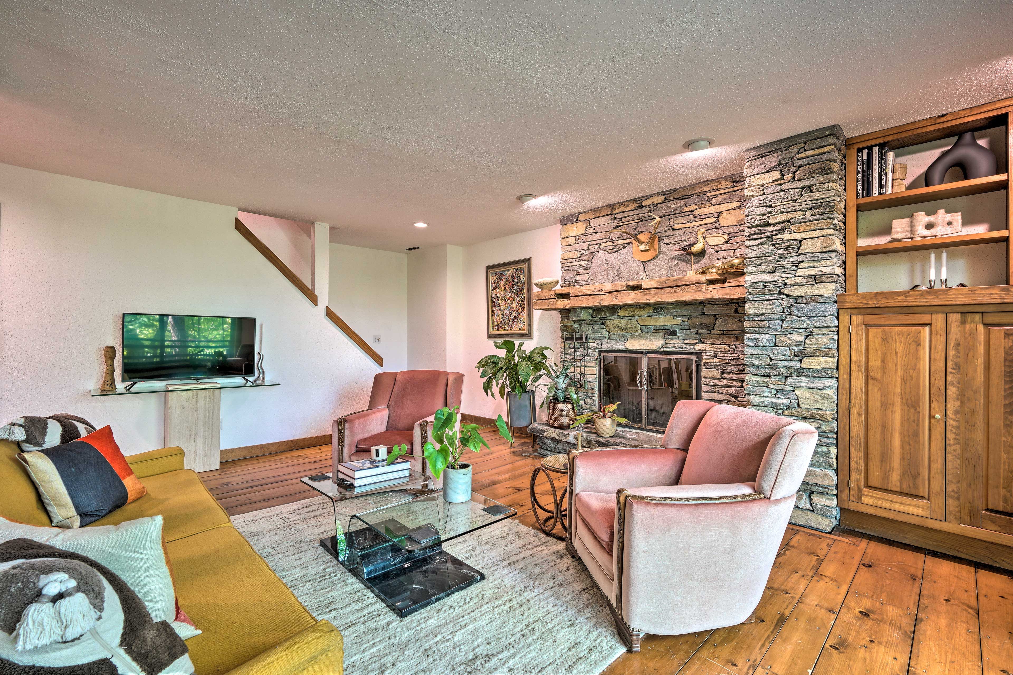 1st Floor Living Room | Smart TV | Wood-Burning Fireplace