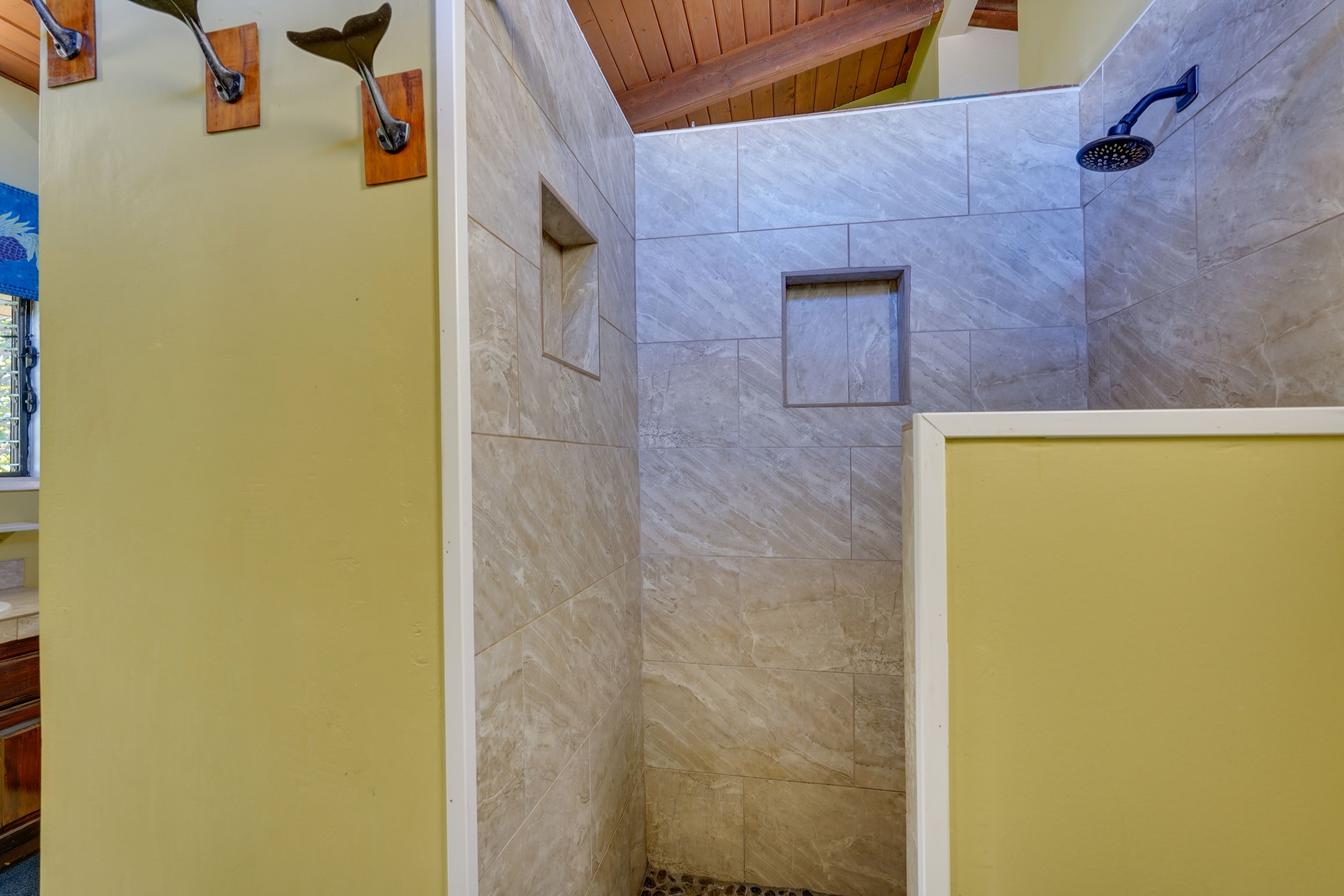 Full Bathroom | Towels Provided