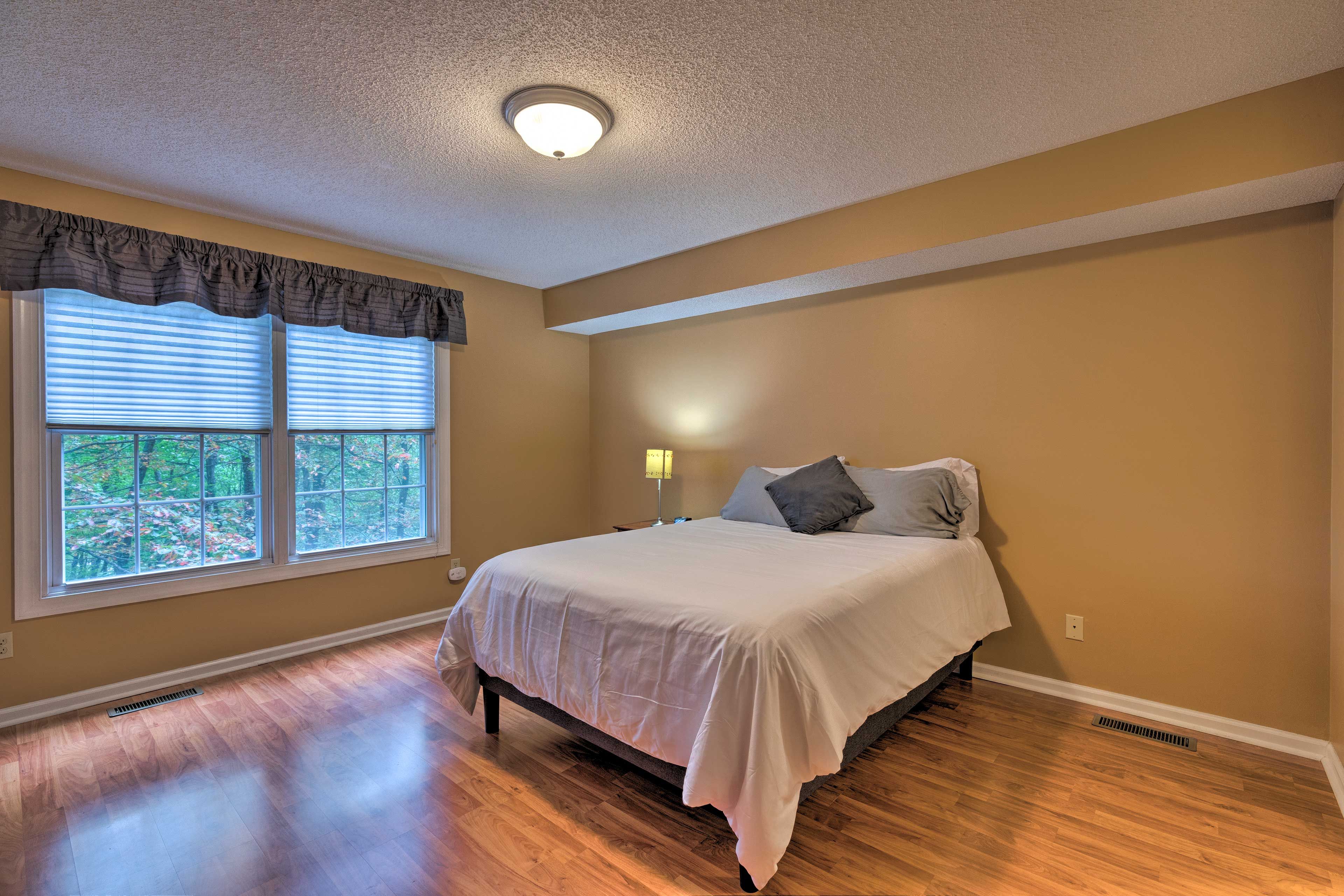 Bedroom 1 | Queen Bed