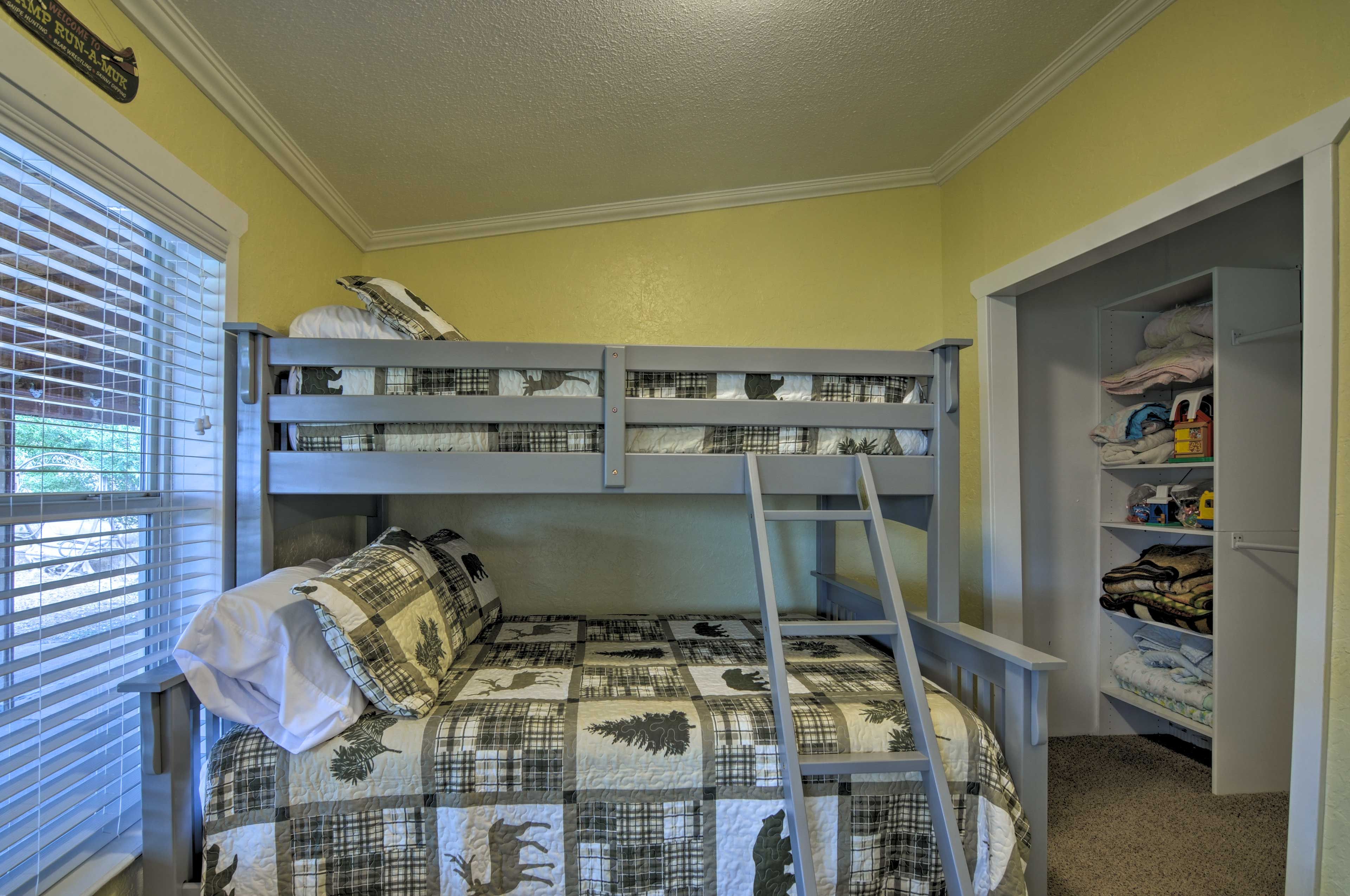 Bedroom 4 | Twin/Full Bunk Bed