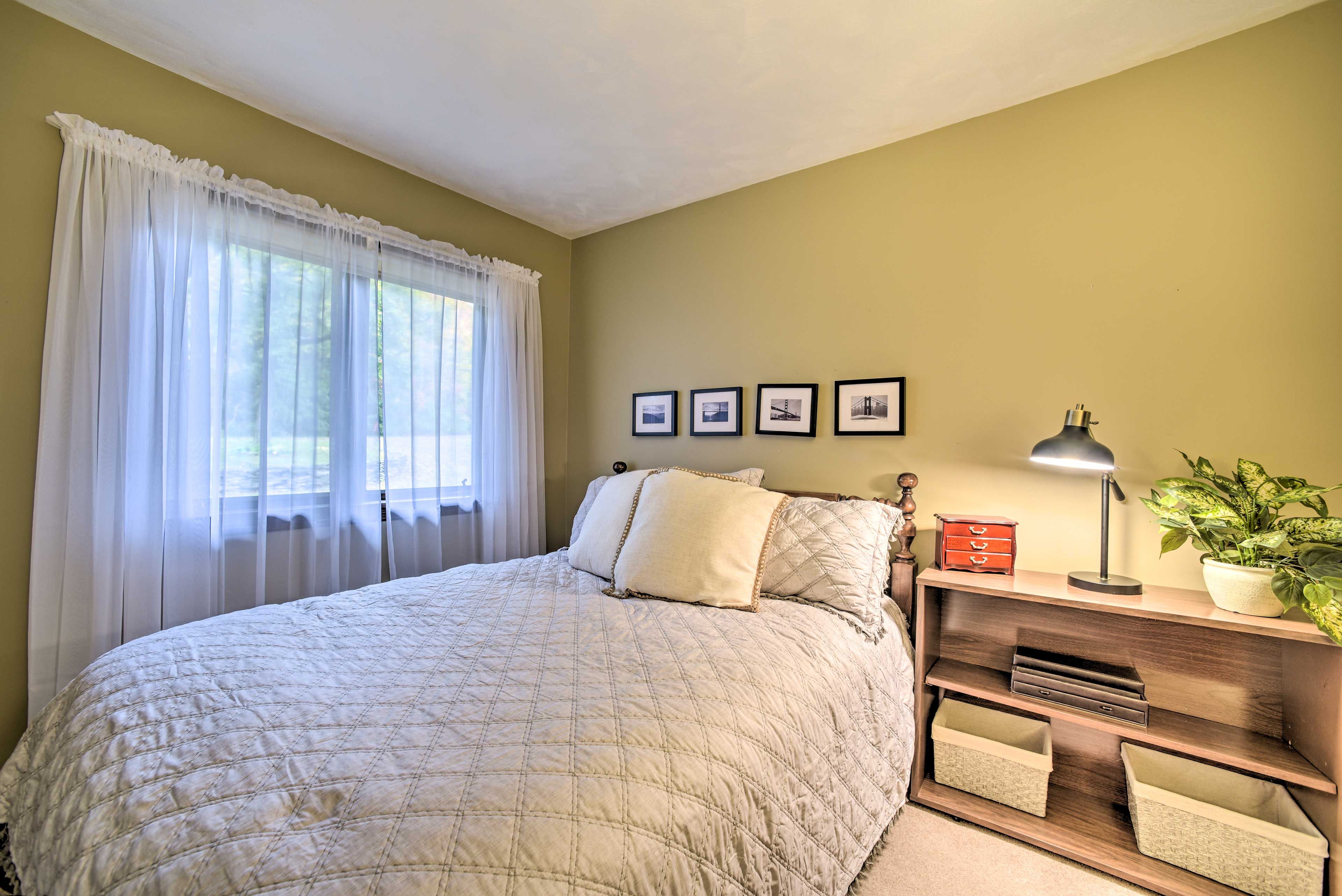 Bedroom 3 | Queen Bed