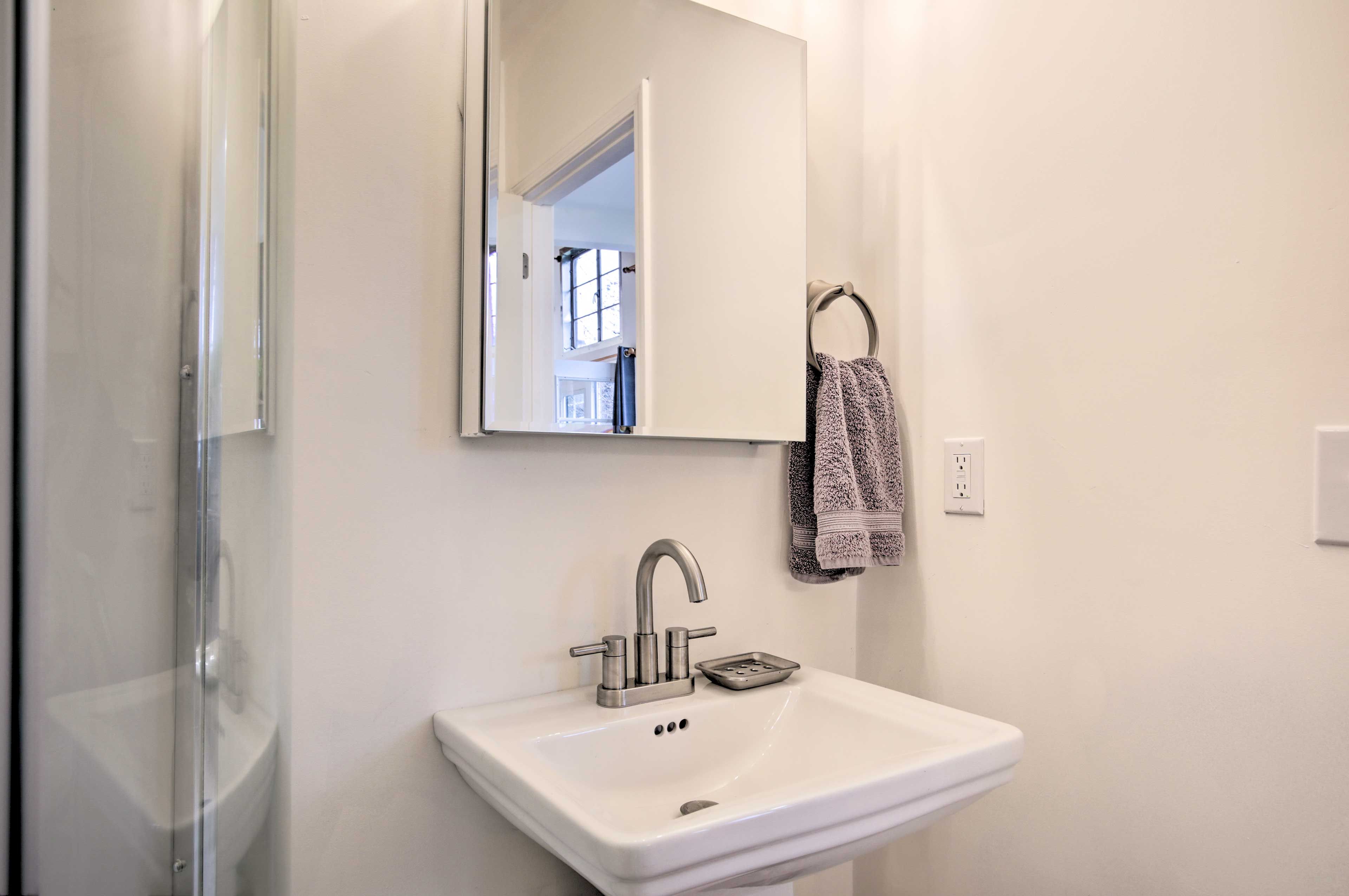 Full Bathroom | Complimentary Toiletries
