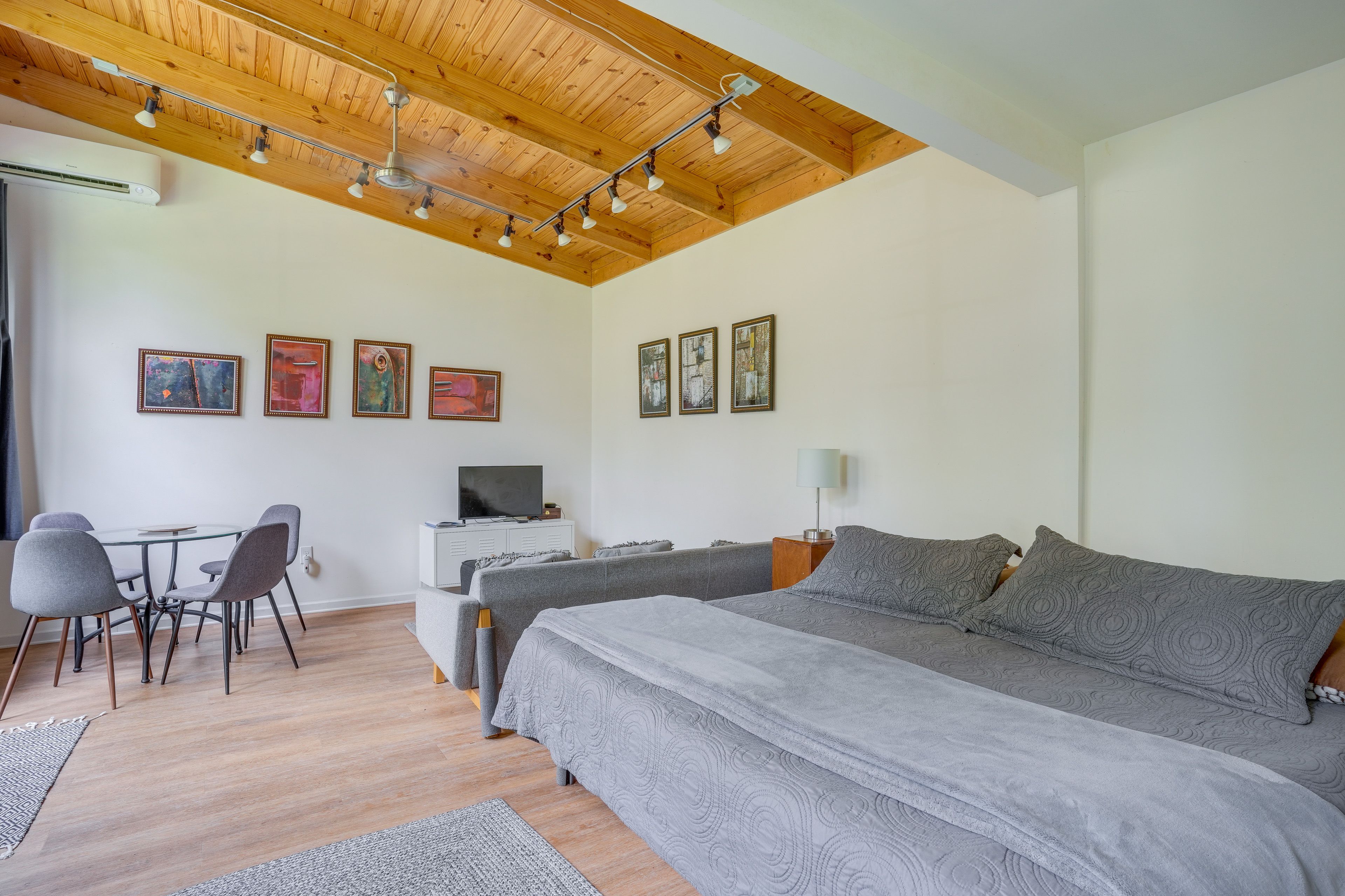 Living & Sleeping Area | King Bed (Converts to 2 Twin Beds) | Free WiFi
