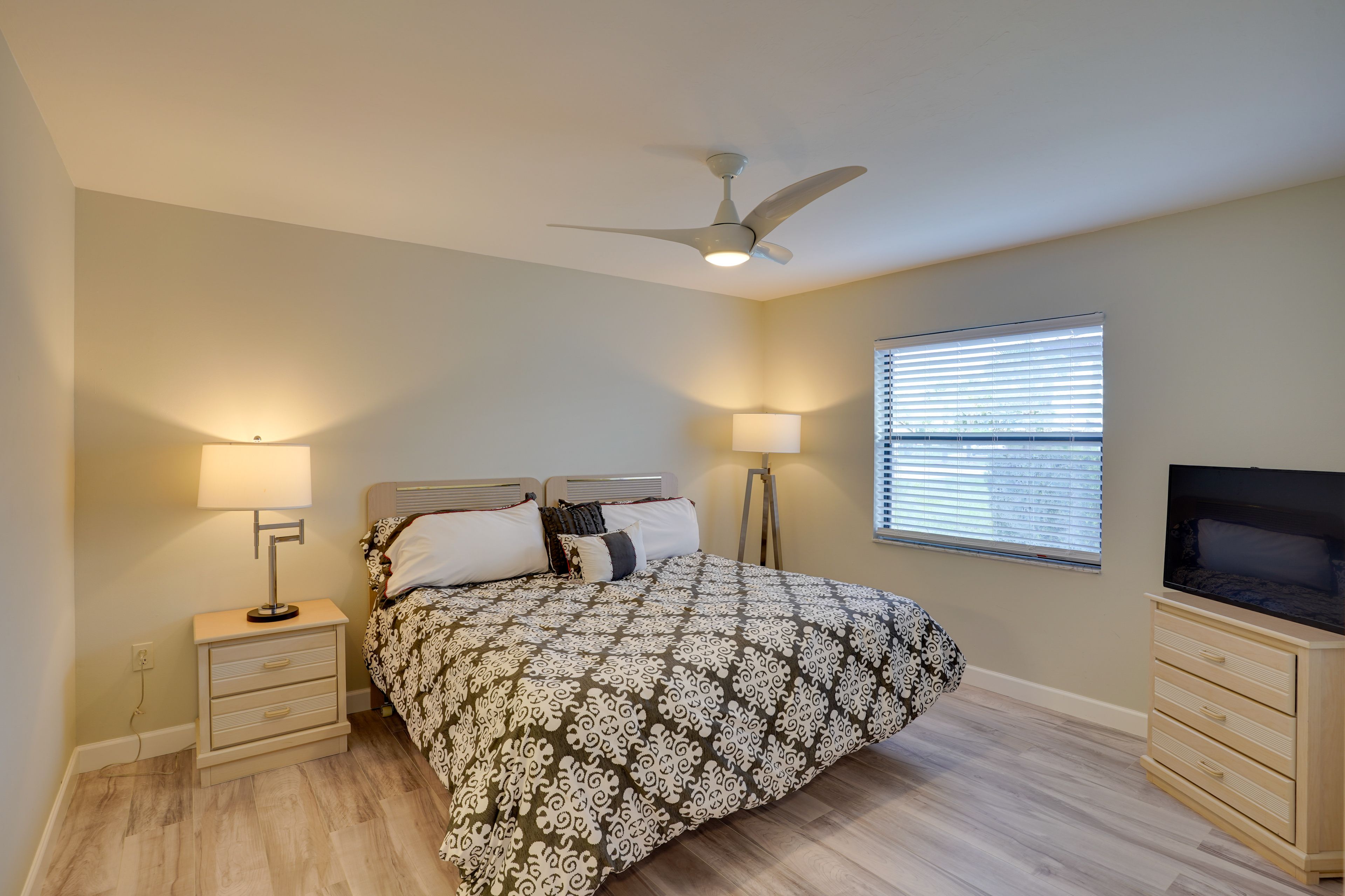 Bedroom 1 | King Bed