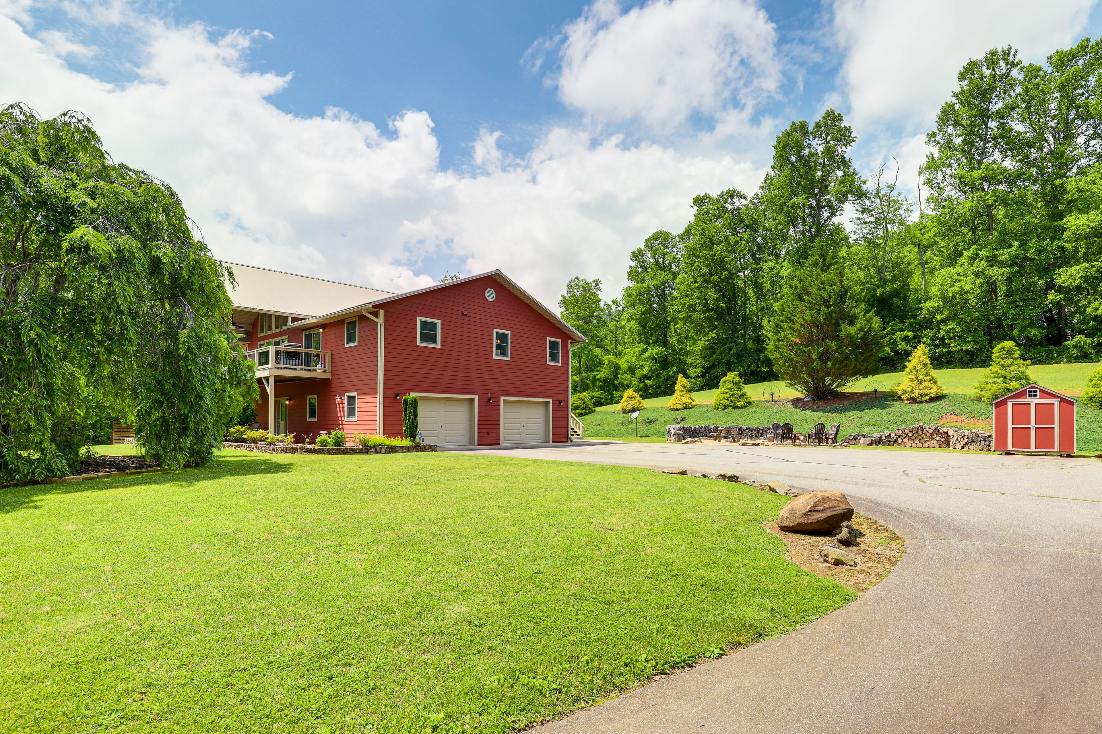 Parking | Driveway (4 vehicles) | RV/Trailer Parking Allowed On-Site