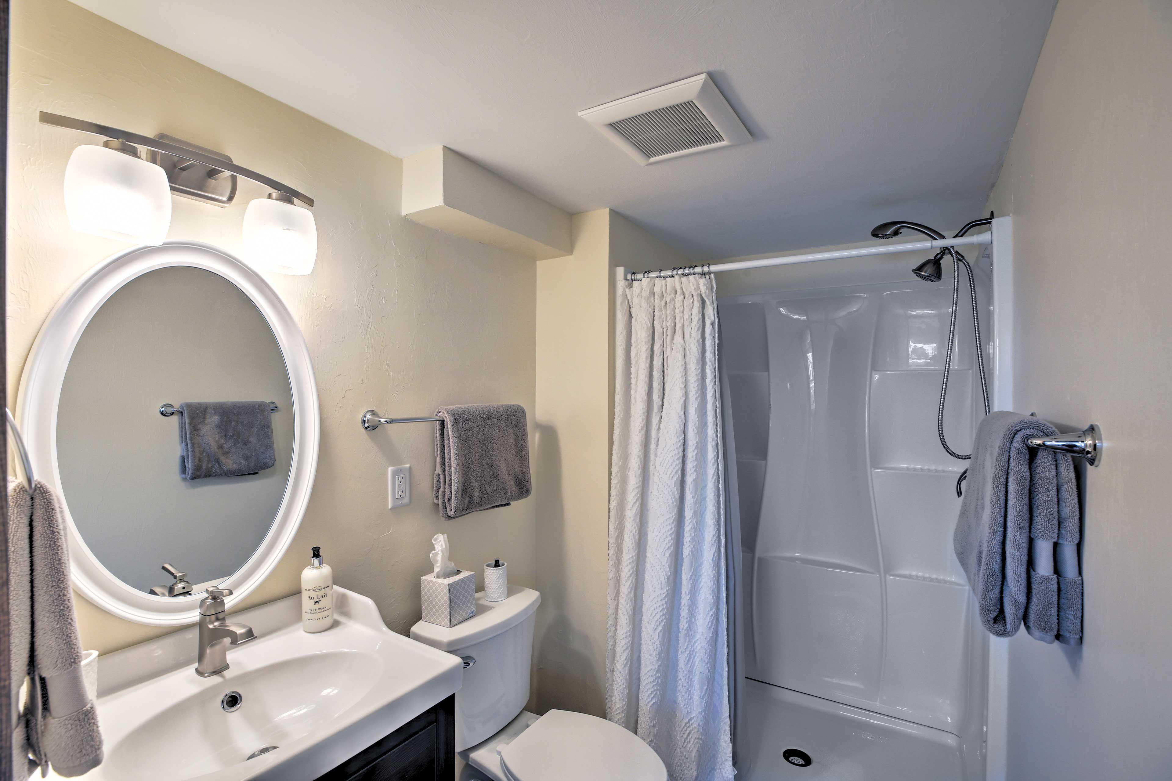 Bathroom | Shower/Tub Combo | Towels Provided