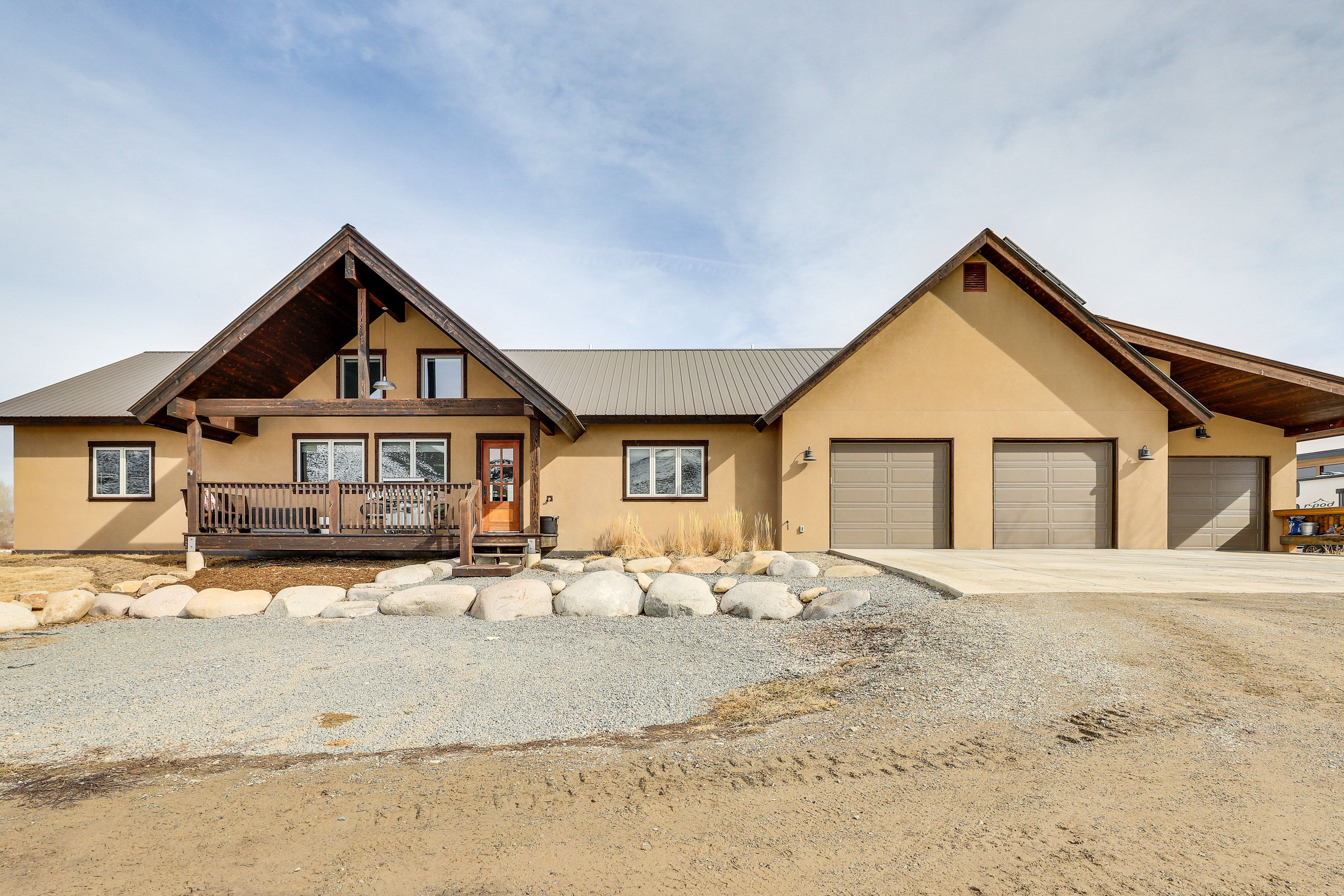 Parking | Garage (2 Vehicles) | Driveway (4 Vehicles)