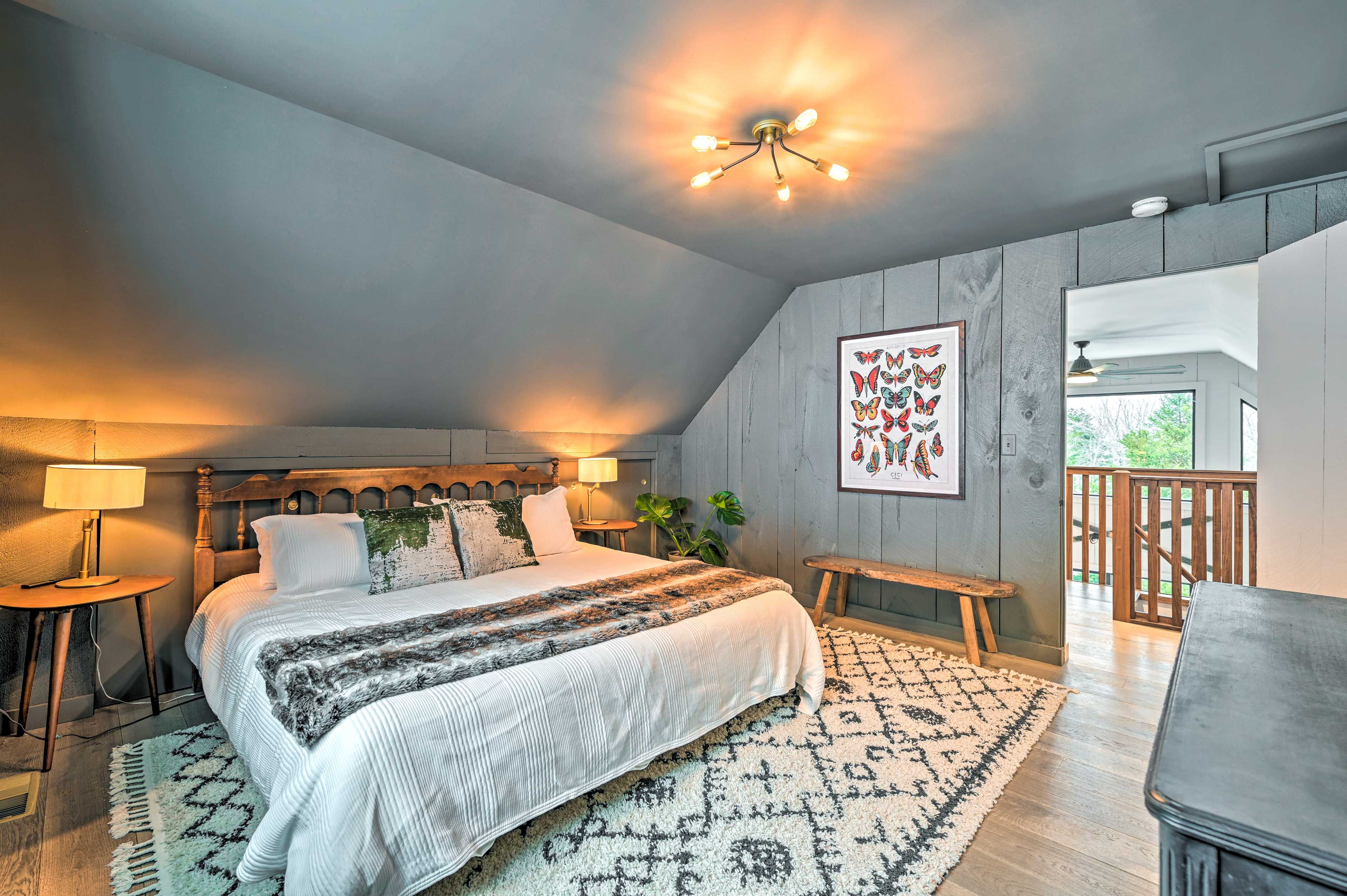Bedroom 4 | King Bed | En-Suite Bathroom | Smart TV | Upper Level