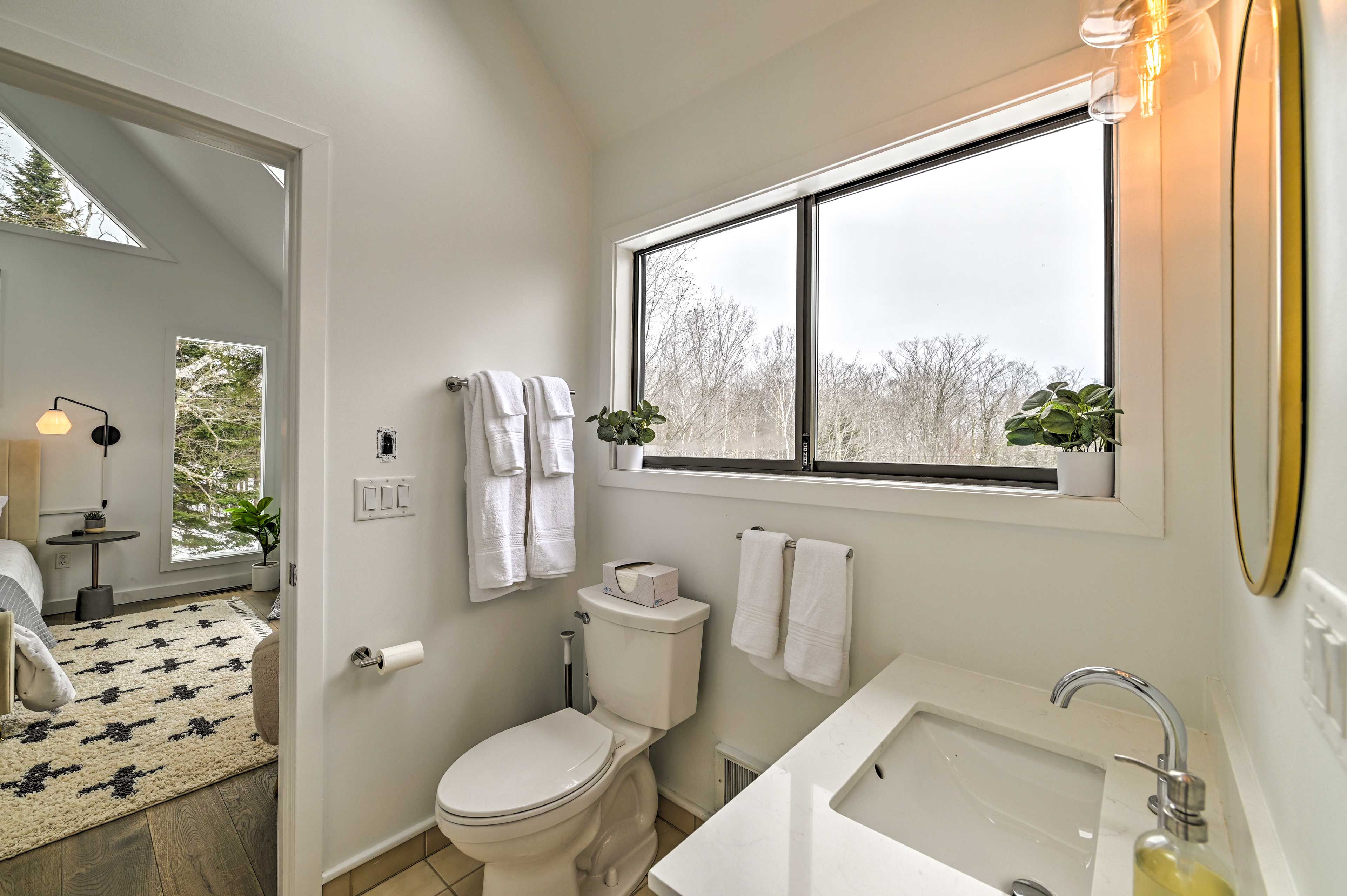 Jack-and-Jill Bathroom | Towels Provided