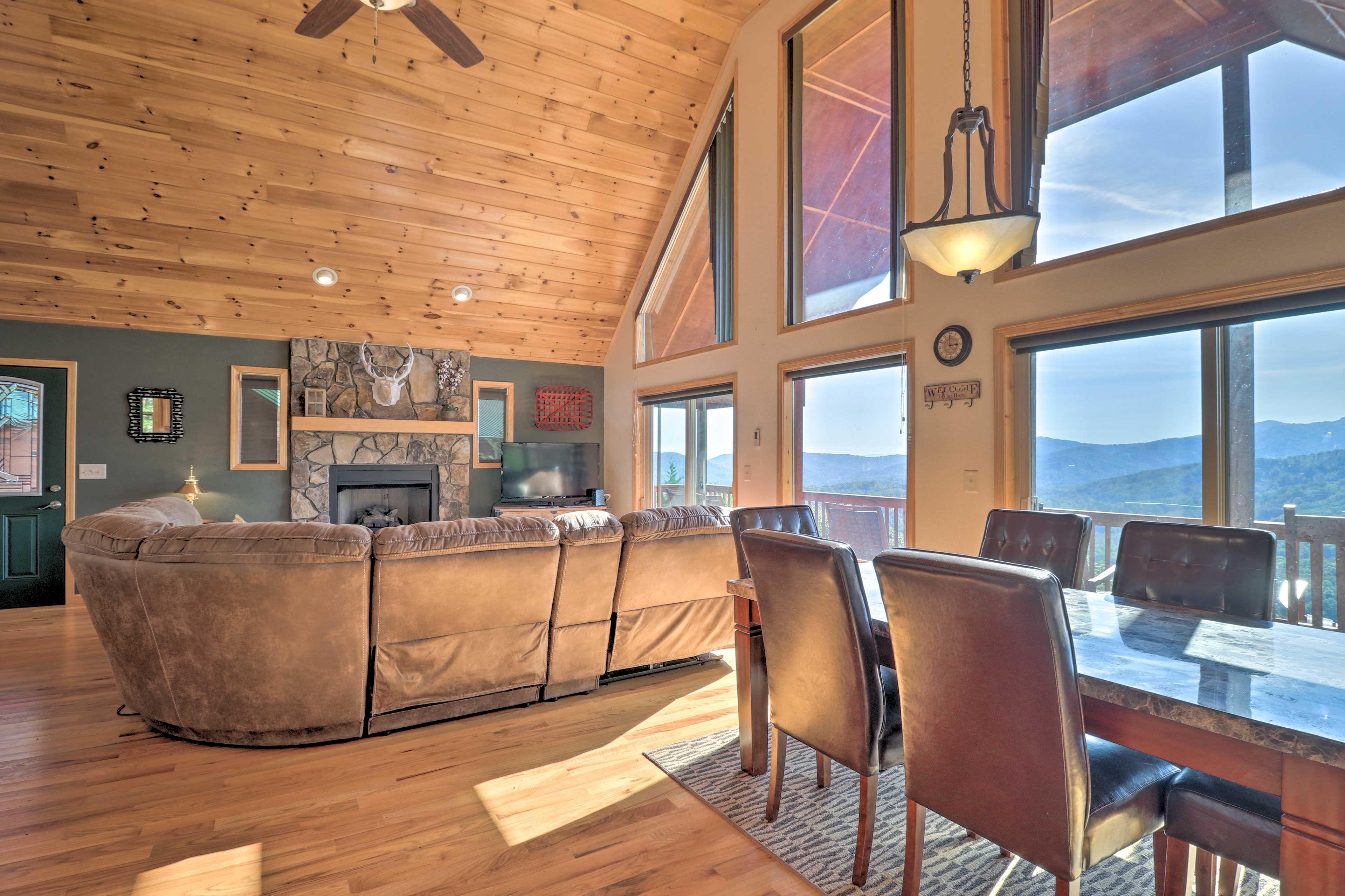 Living Room/Dining Area