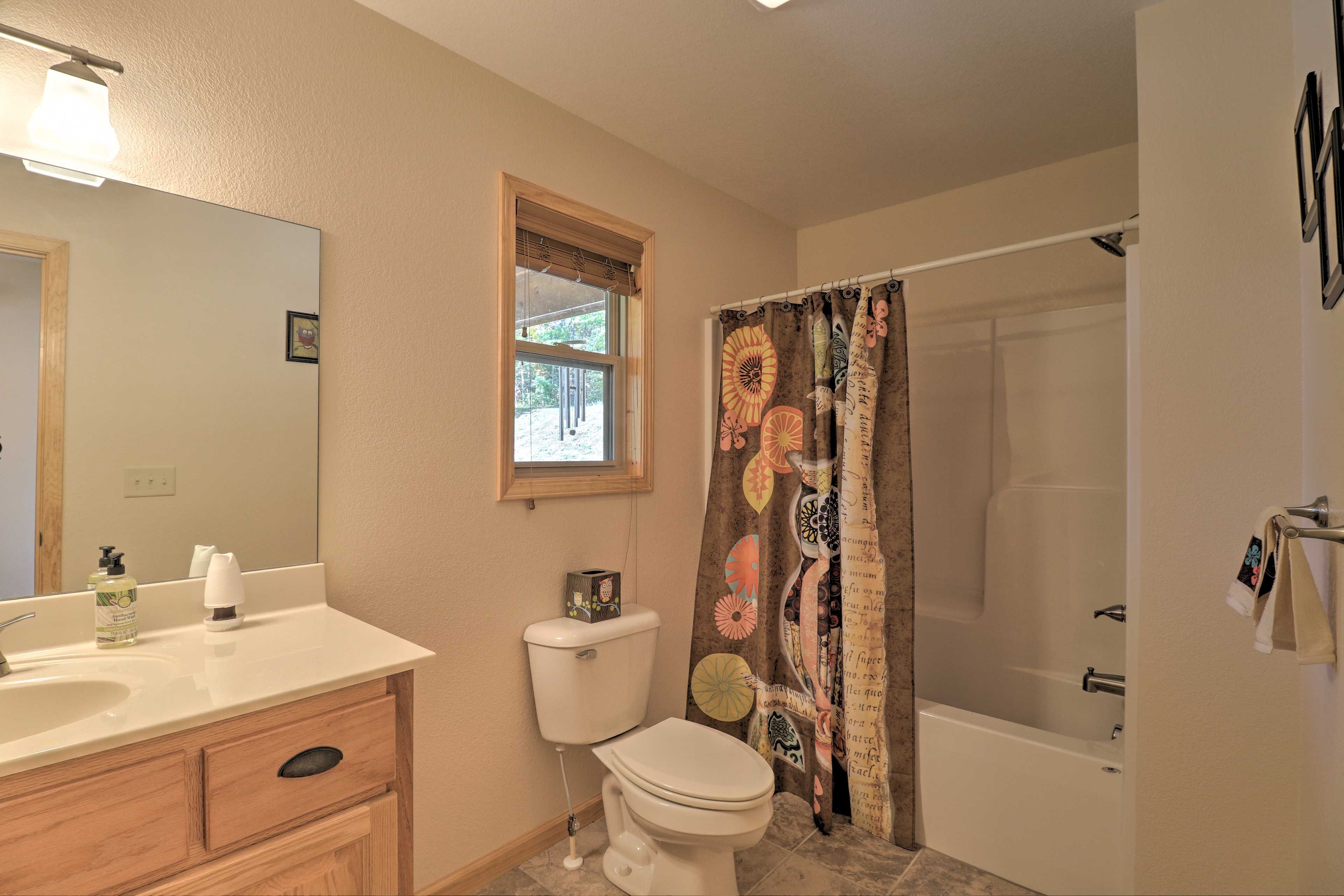 Full Bathroom | Towels Provided