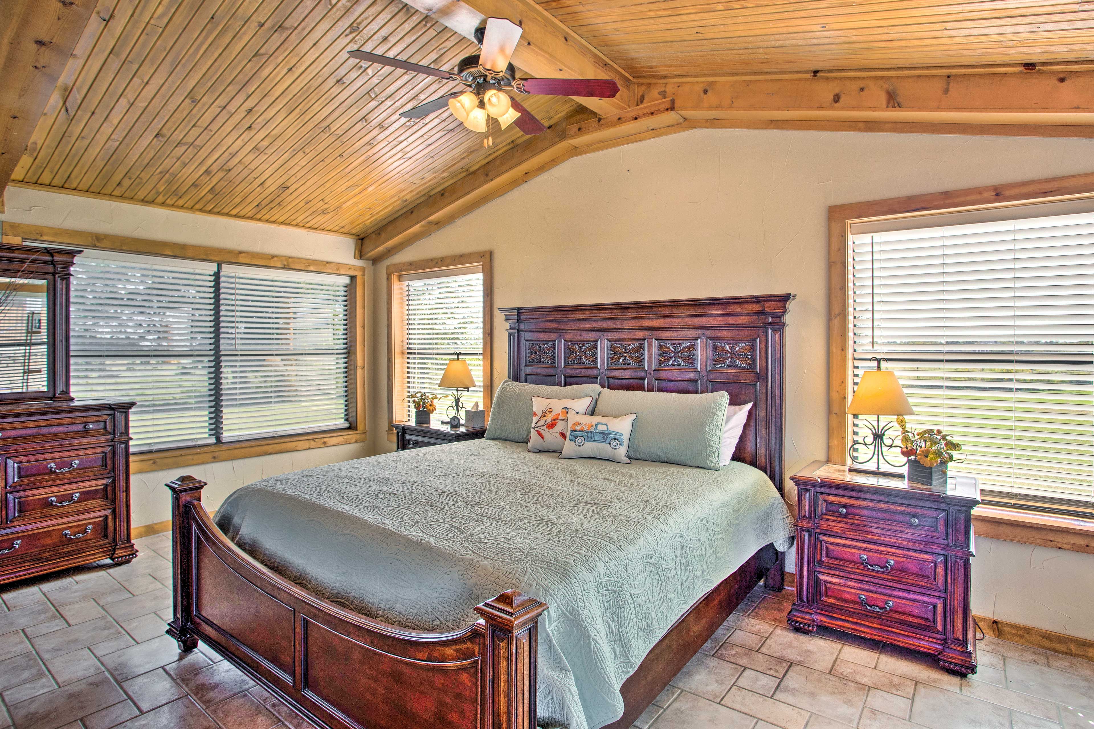 Living Room | King Bed | Linens Provided