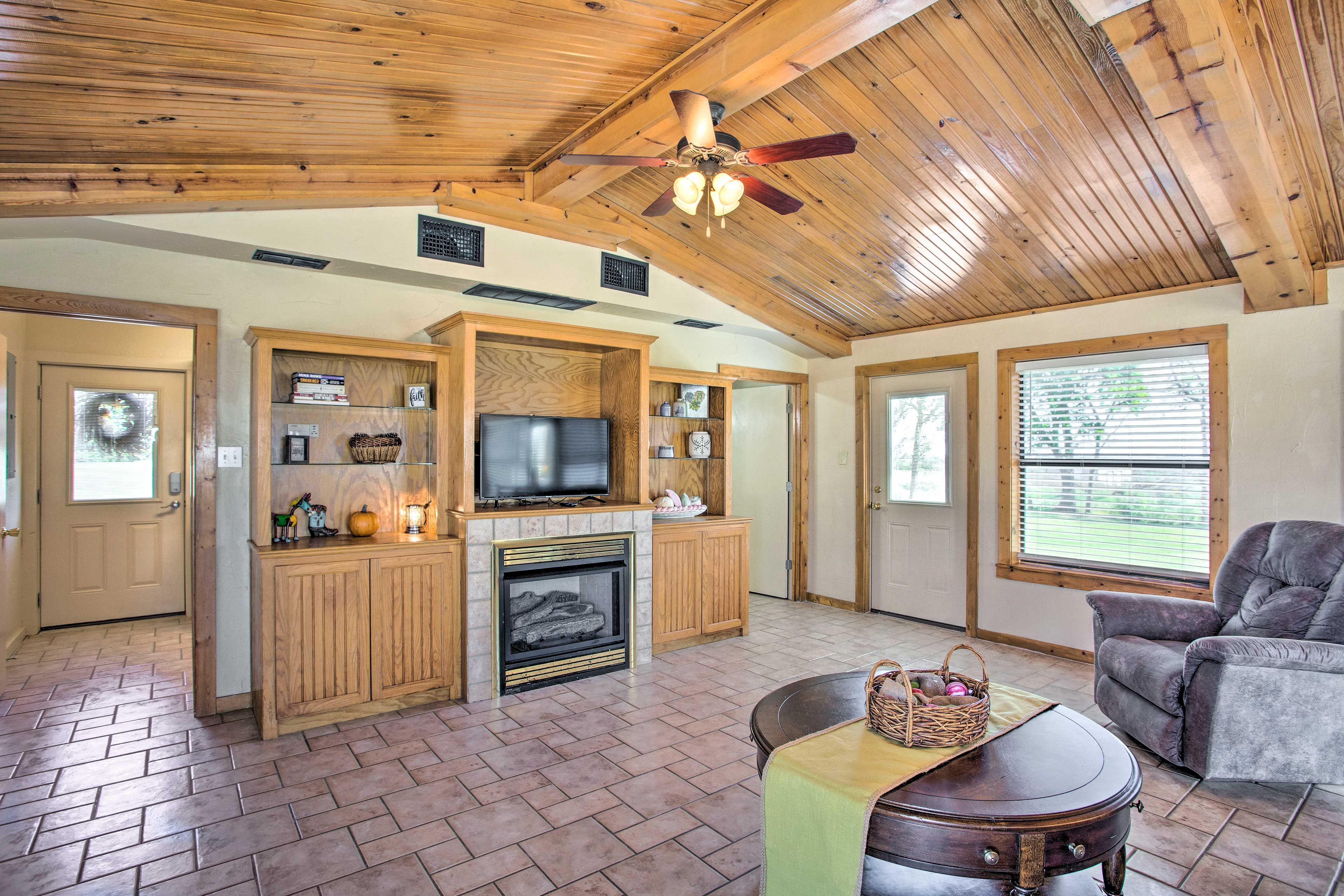 Living Room | Smart TV | Fireplace Not Operational