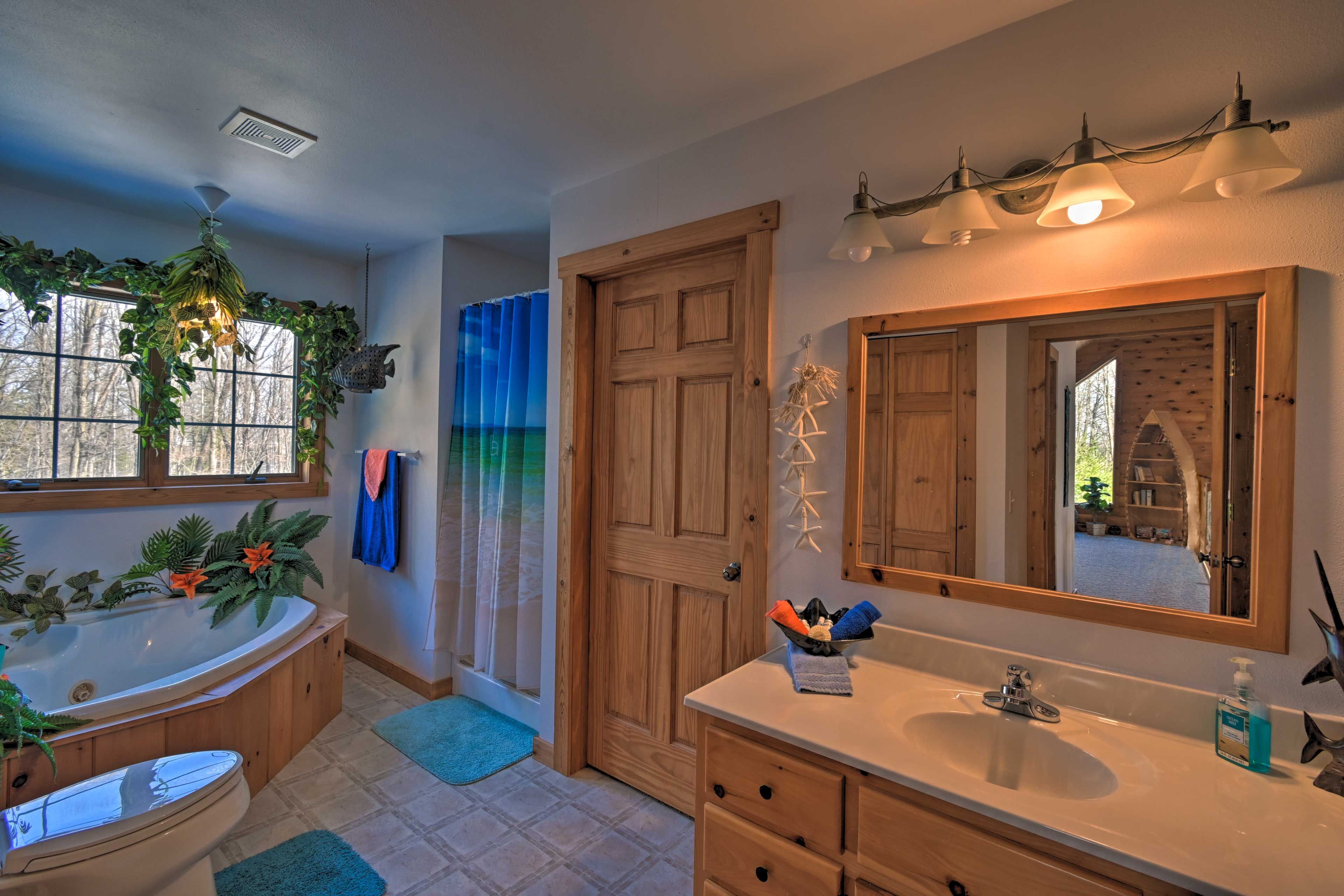 En-Suite Bathroom | 2nd Floor | Towels & Linens Provided