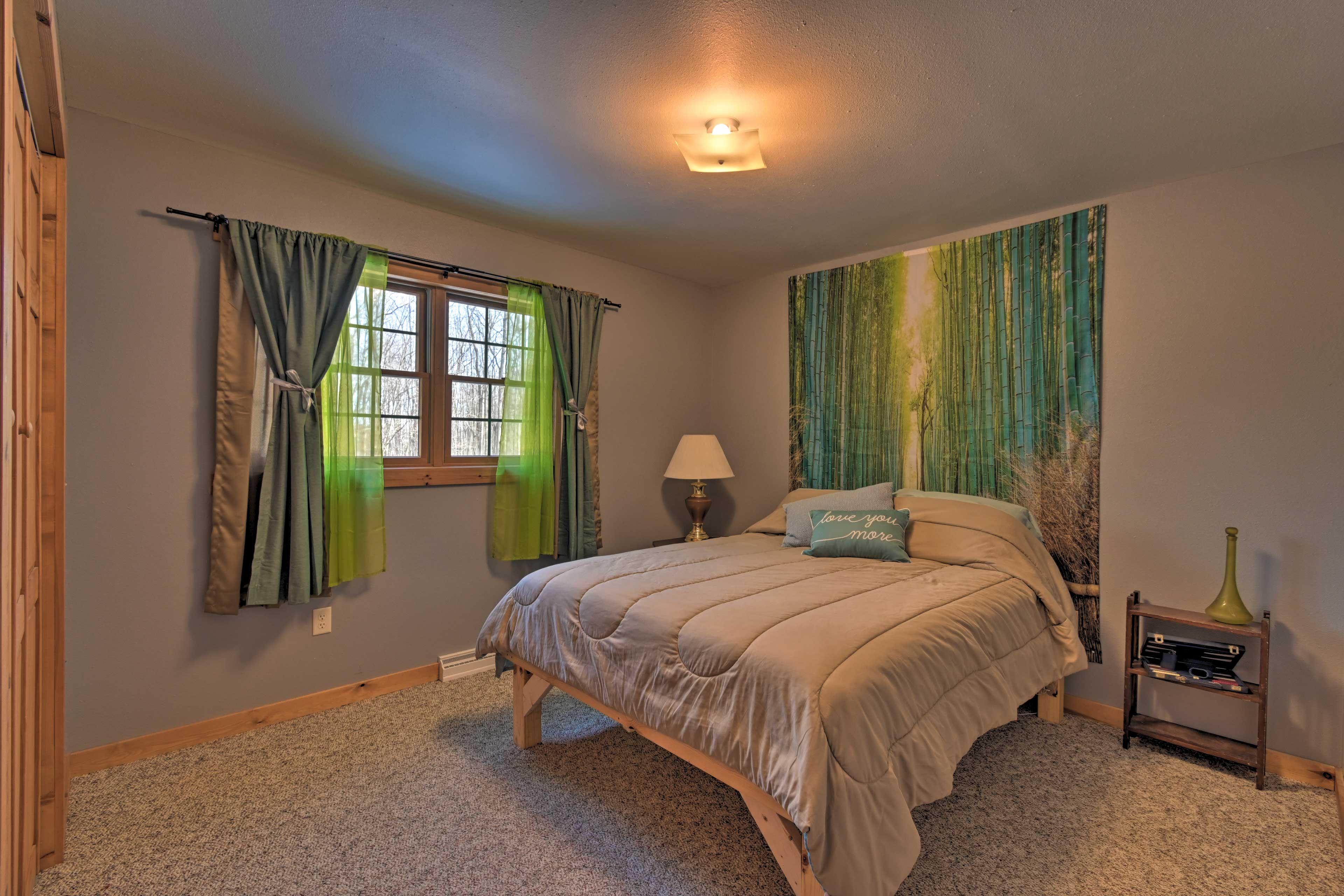 Bedroom 2 | Queen Bed | Main Floor