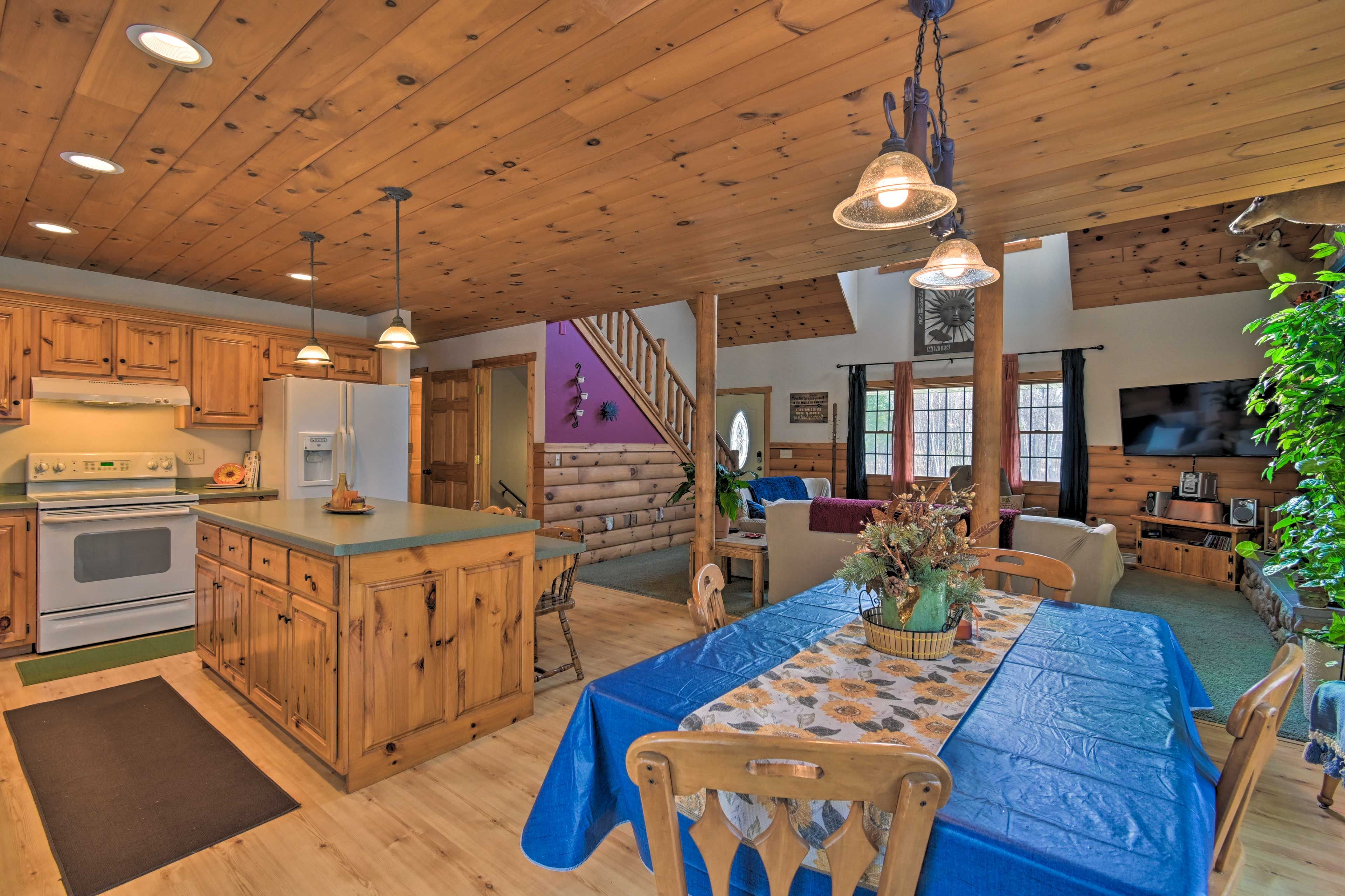 Dining Area | Main Floor | Dishes & Flatware Provided