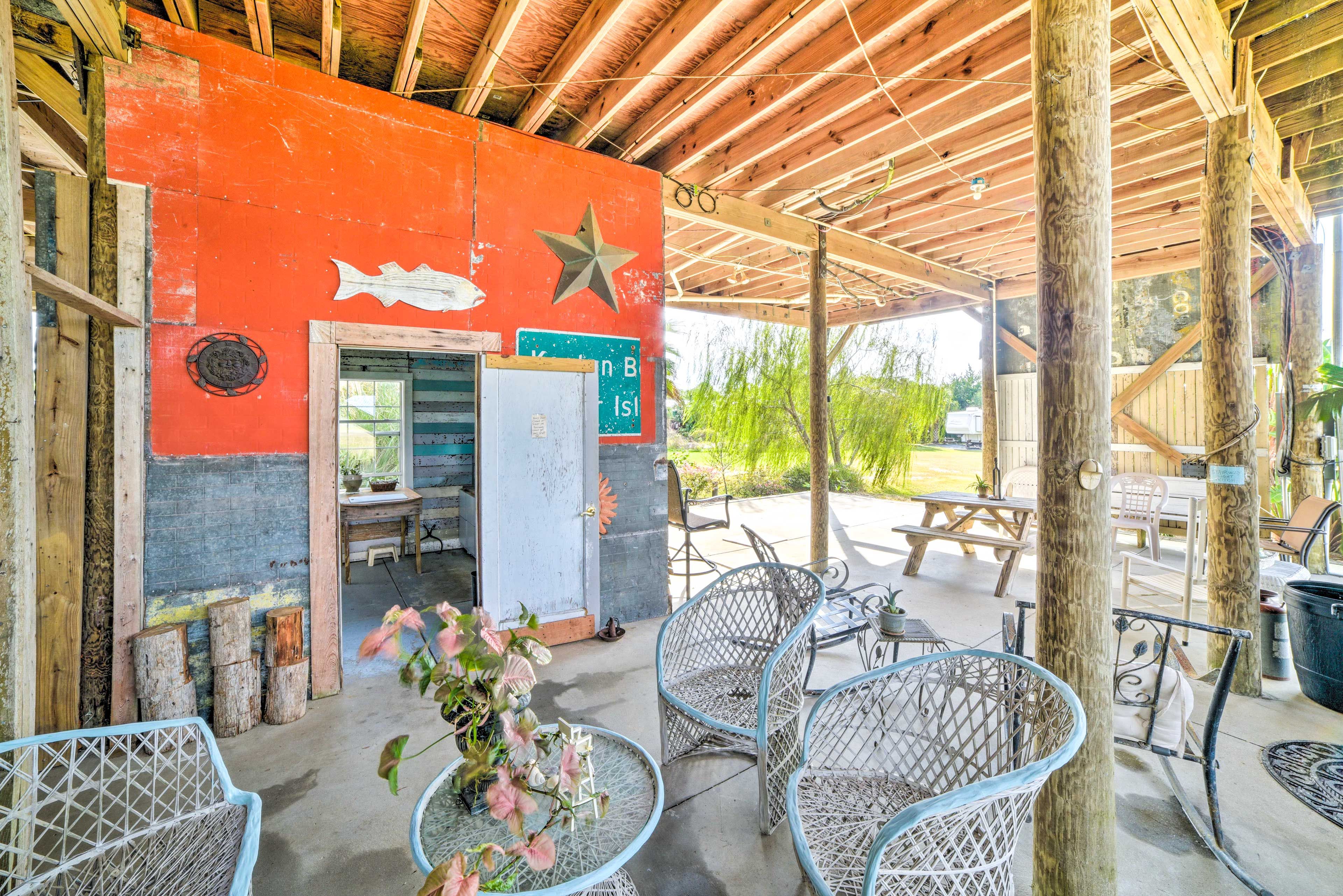 Covered Patio | Charcoal Grill | Outdoor Dining Area
