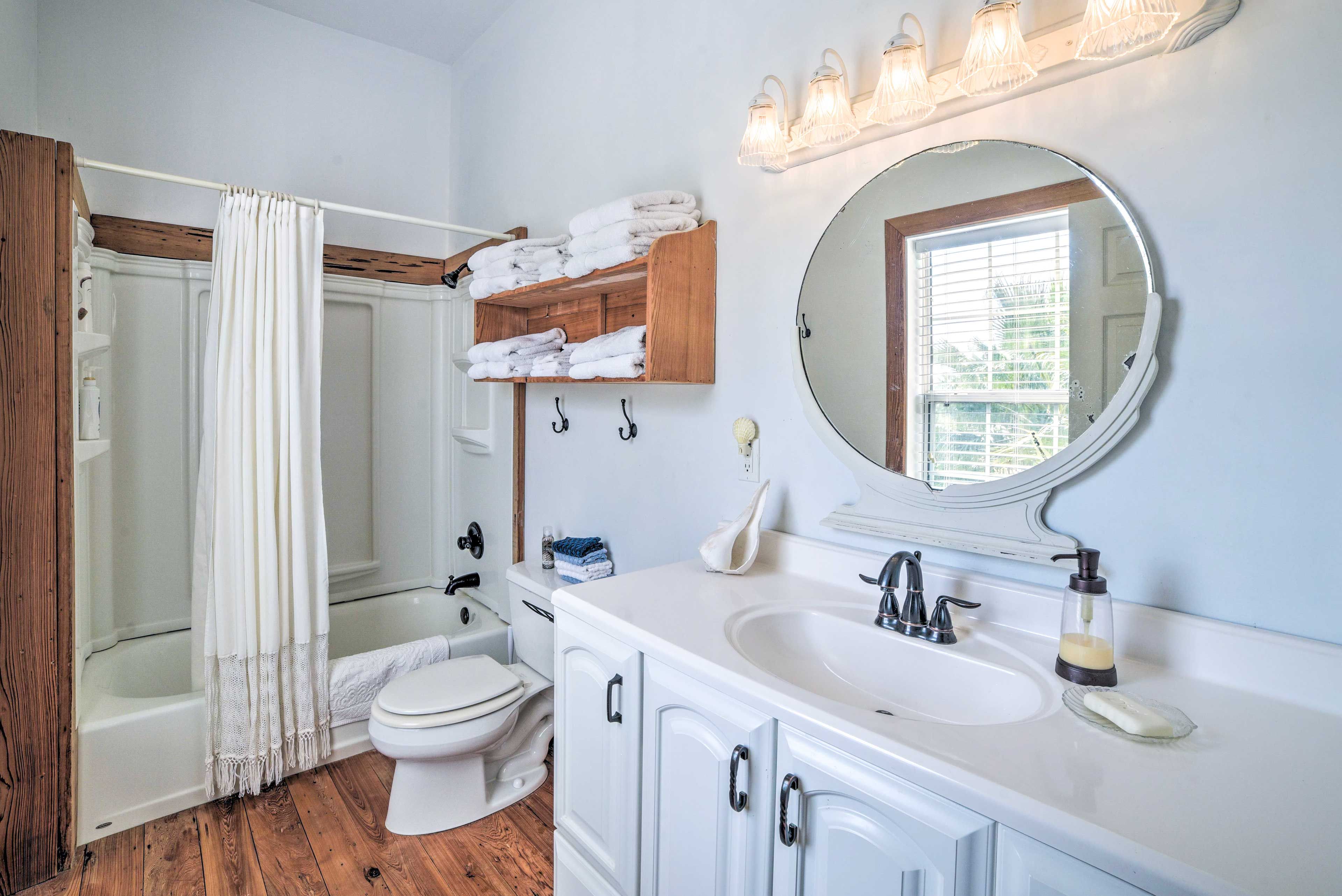 Full Bathroom | Towels Provided | Complimentary Toiletries