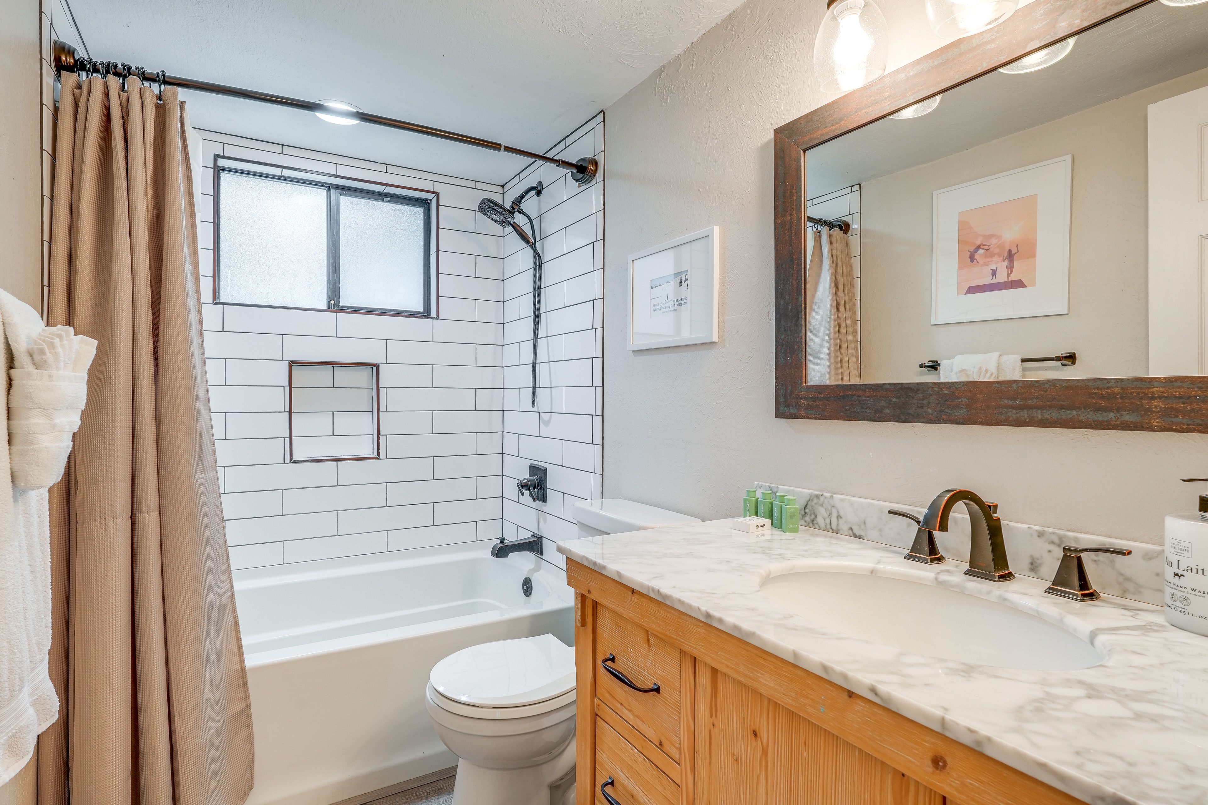 Full Bathroom | Complimentary Toiletries | 1st Floor