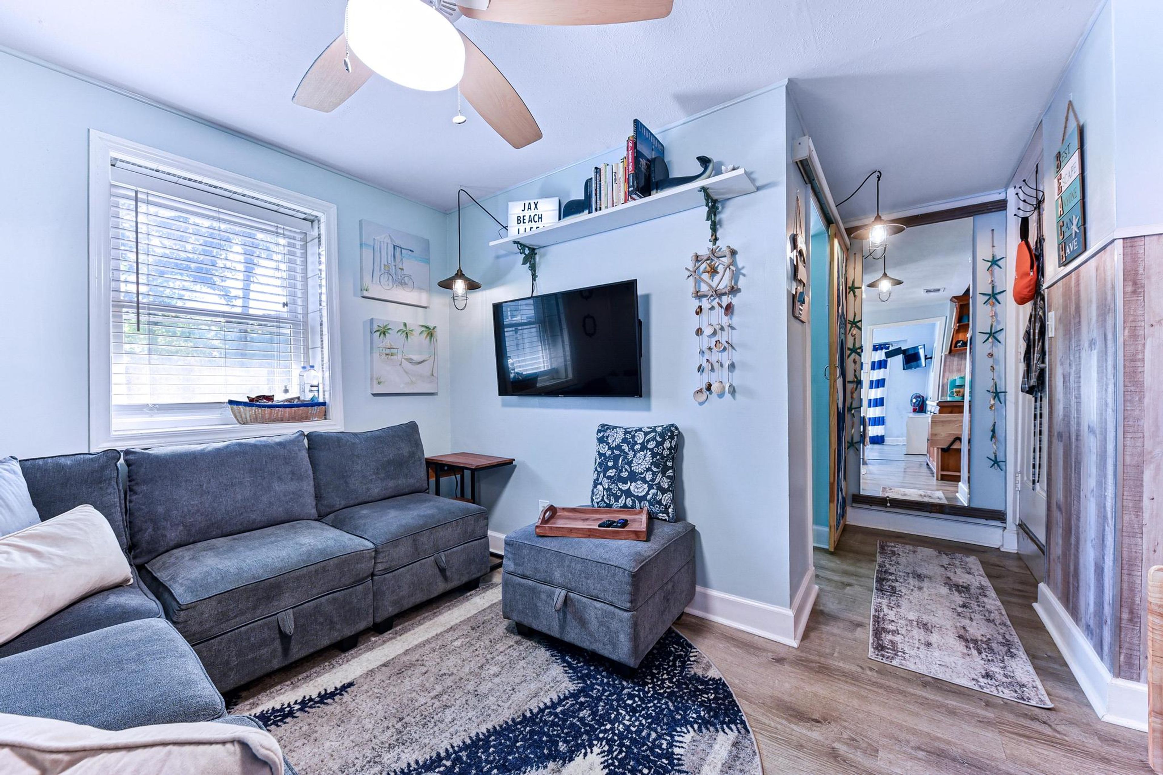 Living Room | Free WiFi | Sleeper Sofa