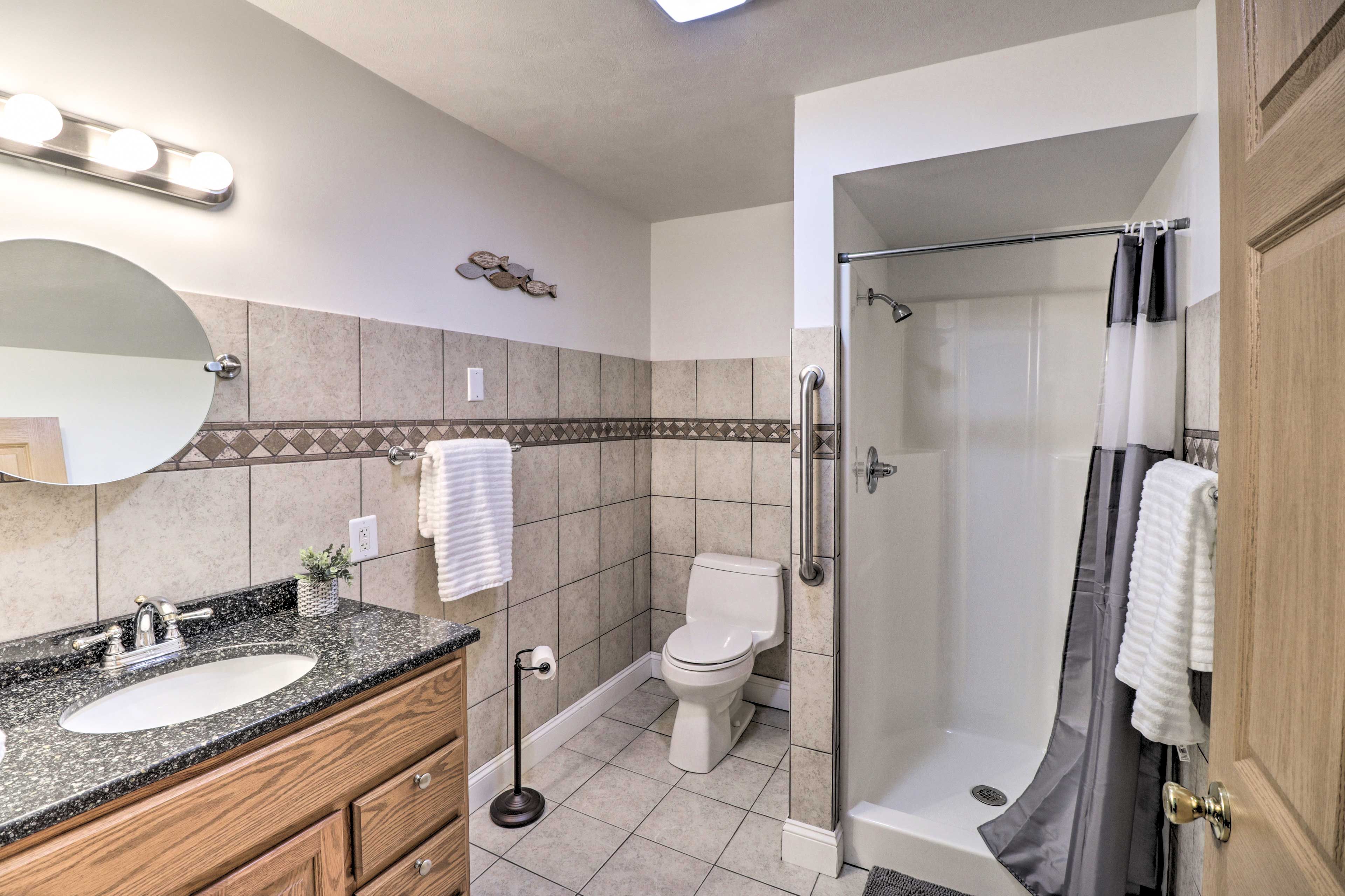 Full Bathroom | Towels Provided | Complimentary Toiletries