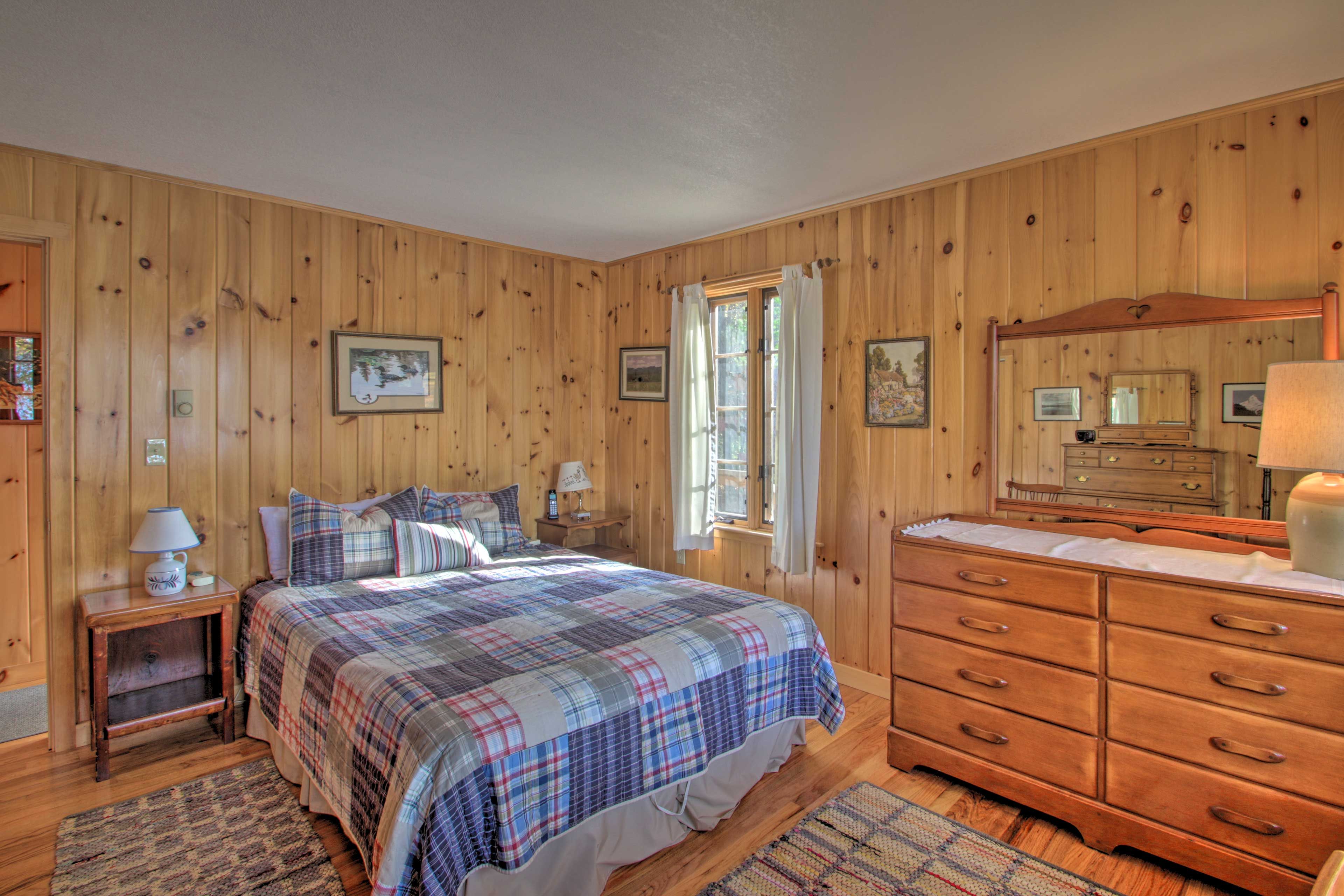 Bedroom 1 | Queen Bed