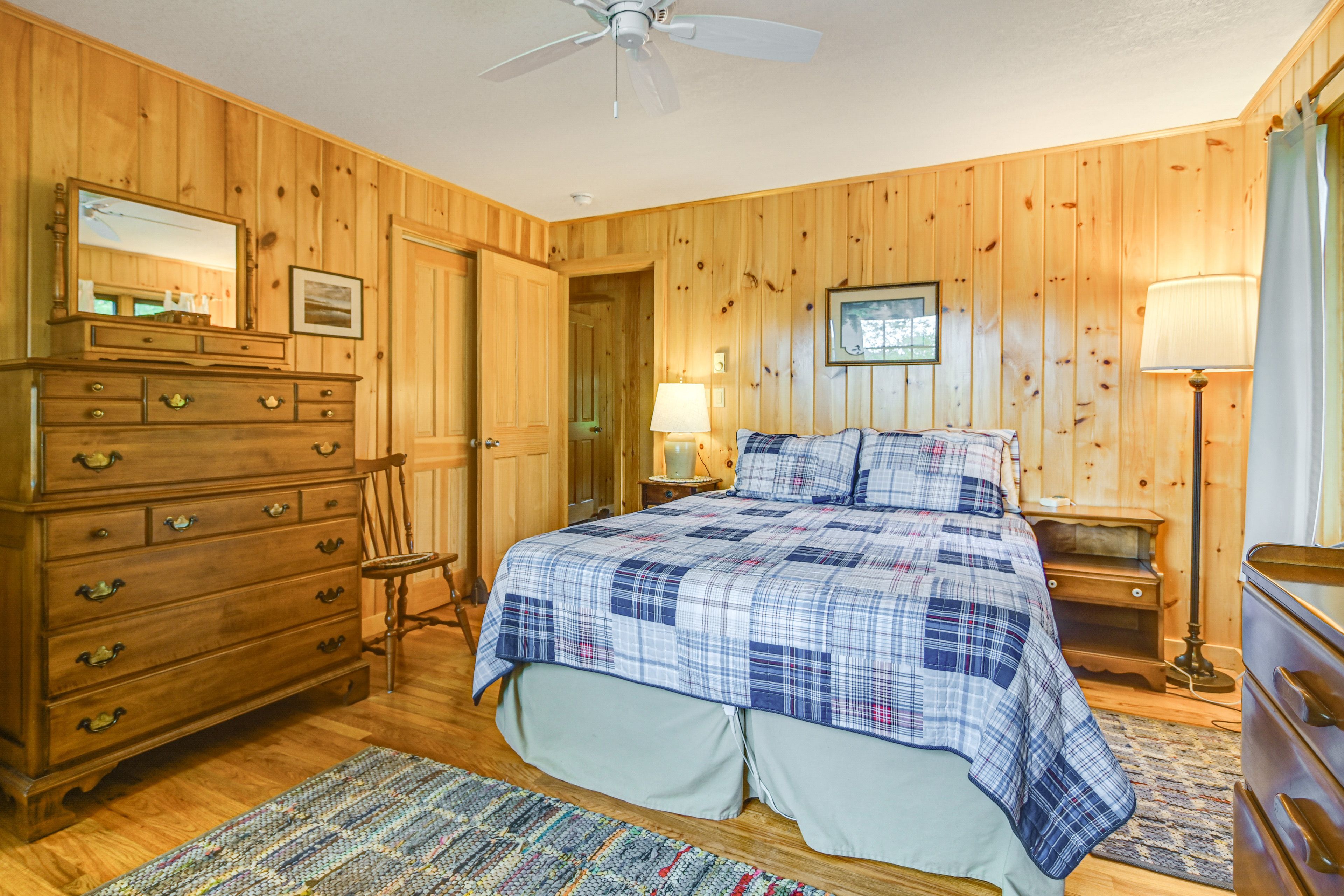 Bedroom 1 | Queen Bed