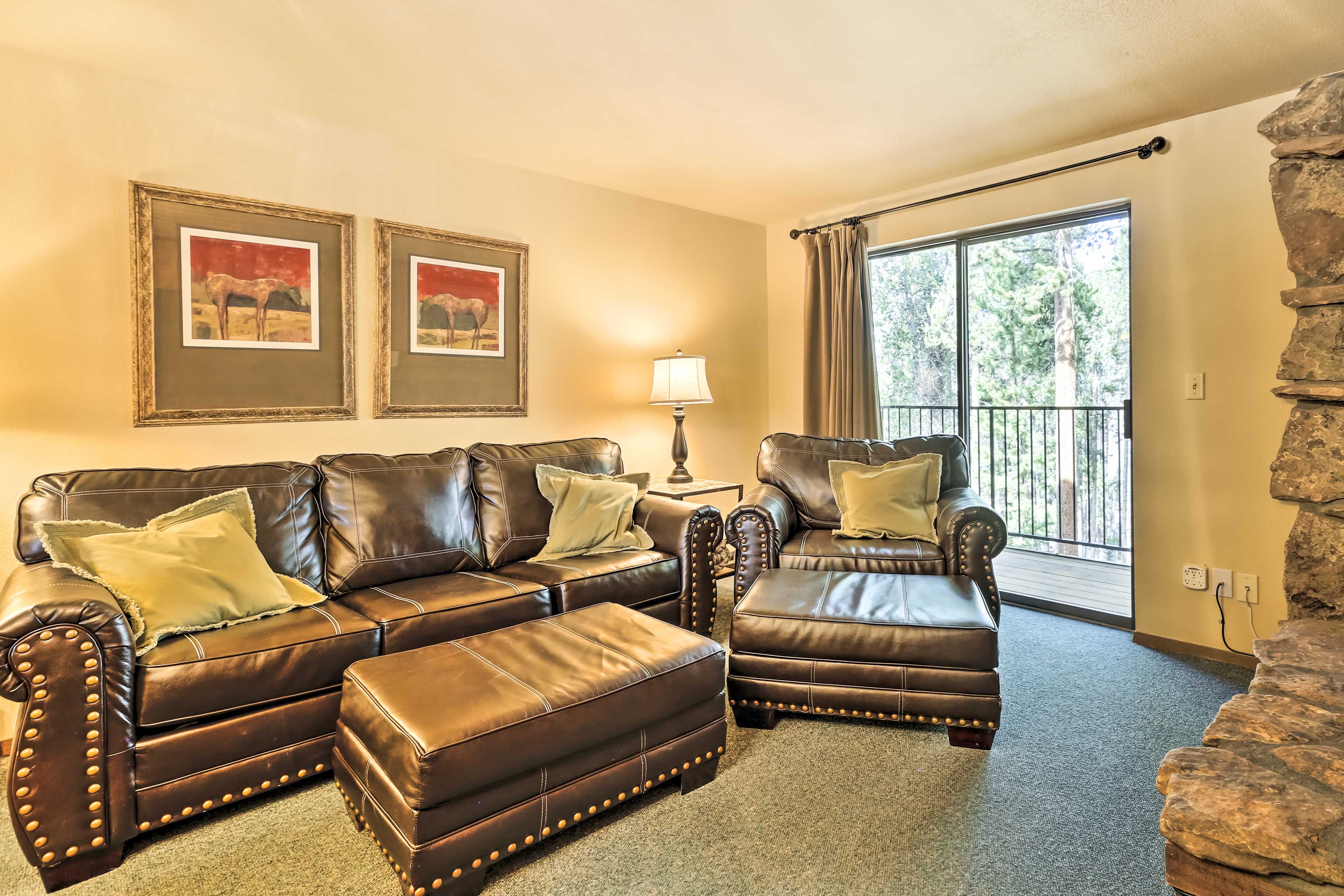 Living Room | Gas Fireplace