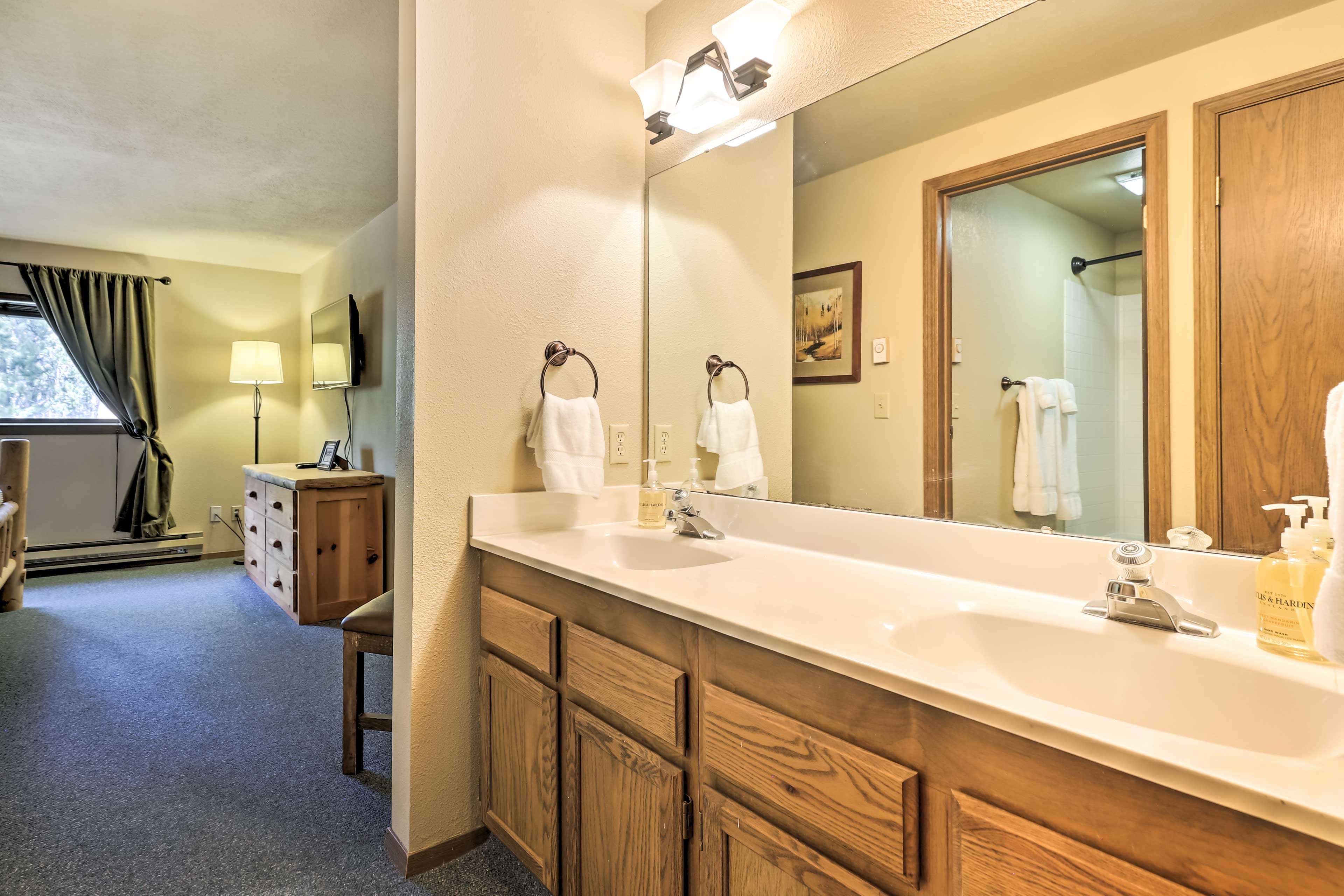 Full Bathroom 2 | Dual Sink | Towels Provided