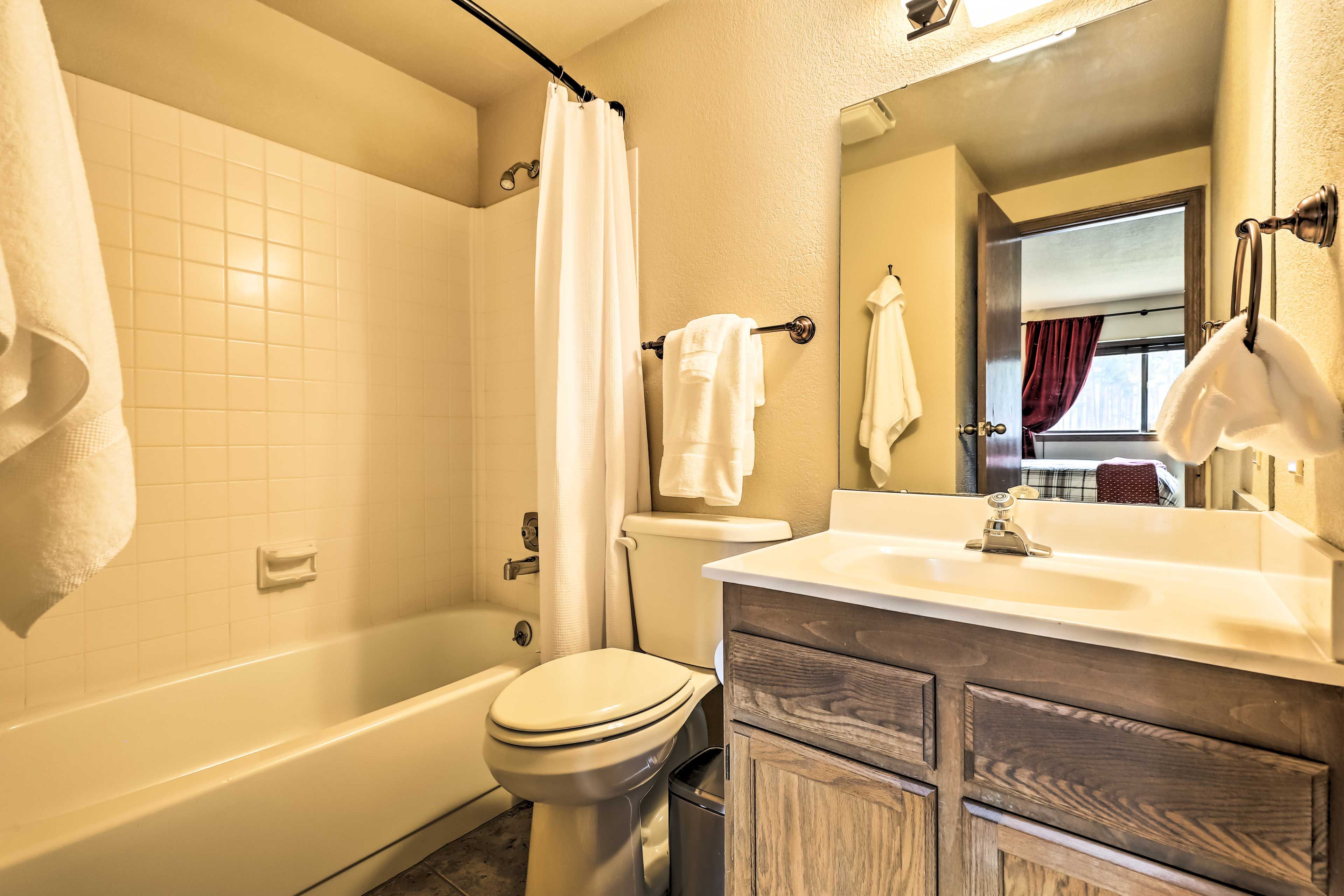 Bathroom | Shower/Tub Combo | Towels Privded