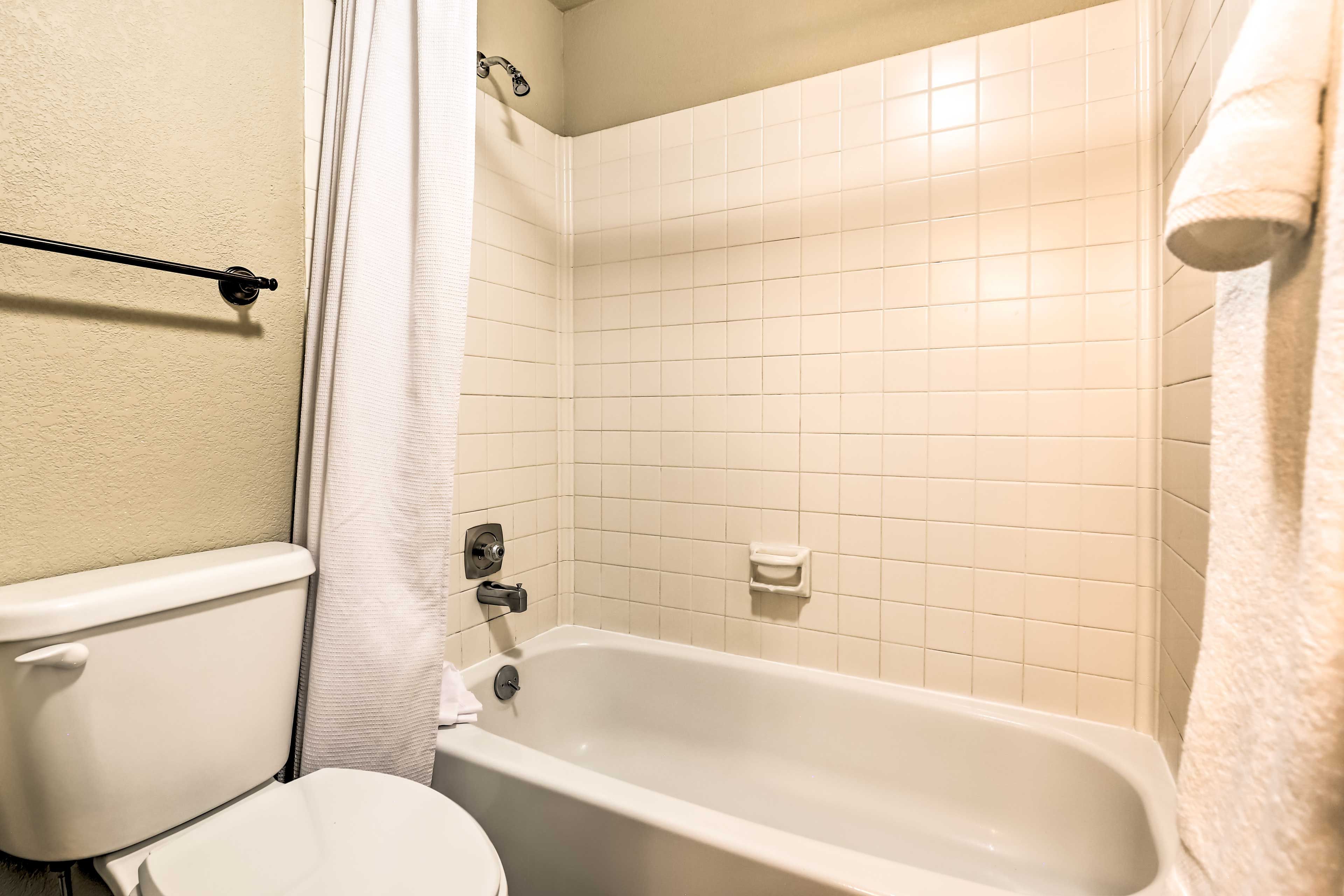 Full Bathroom 2 | Shower/Tub Combo