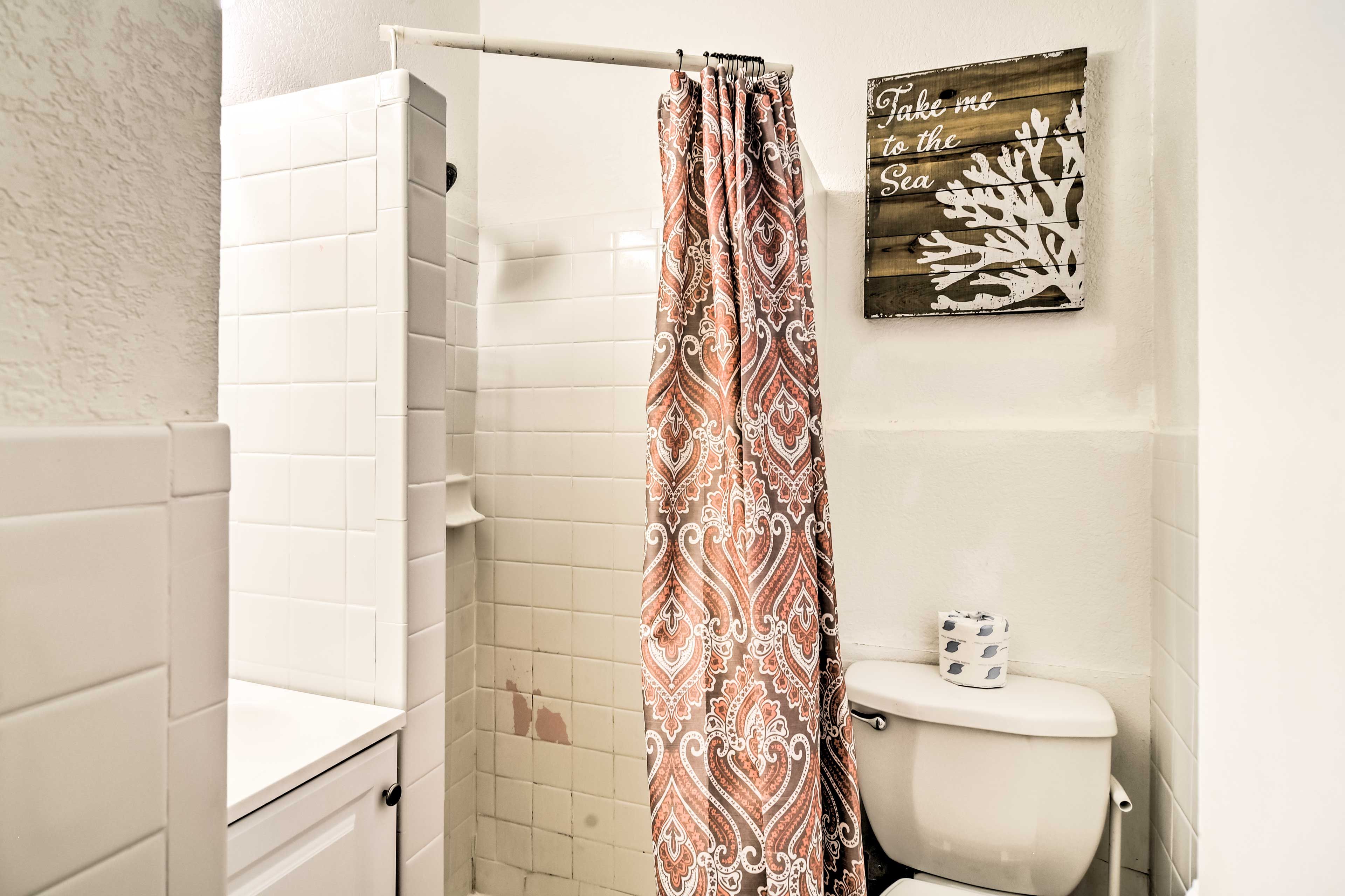 Full Bathroom | Towels Provided
