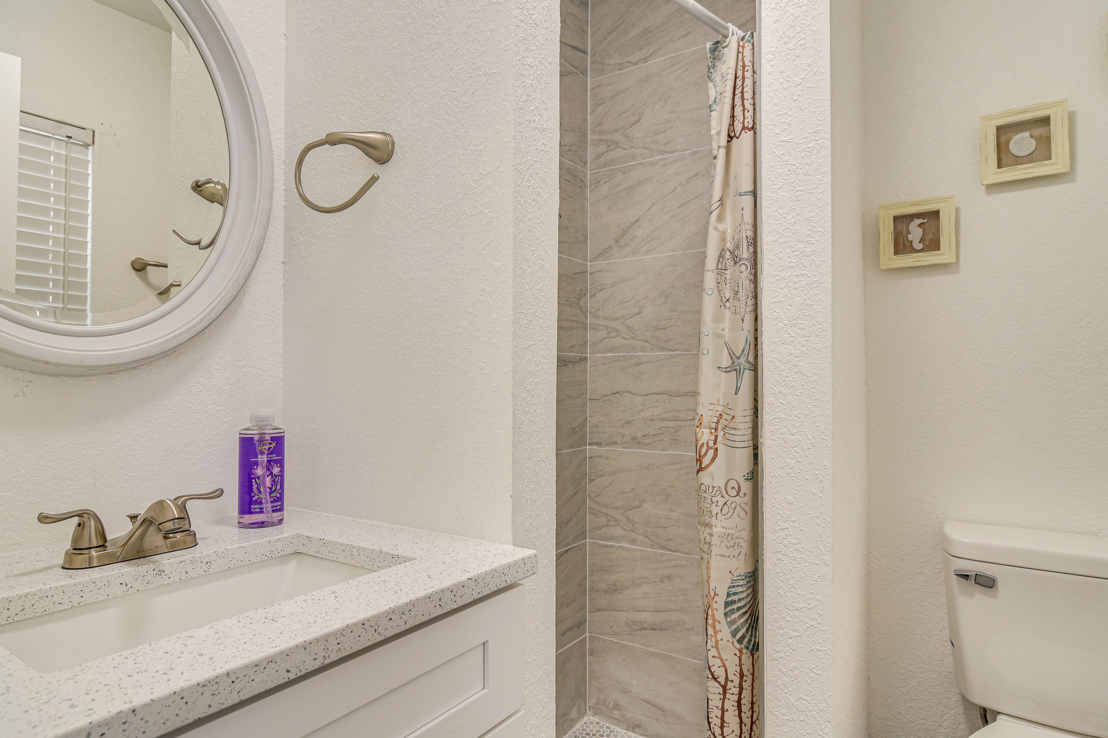 Full Bathroom | Towels Provided