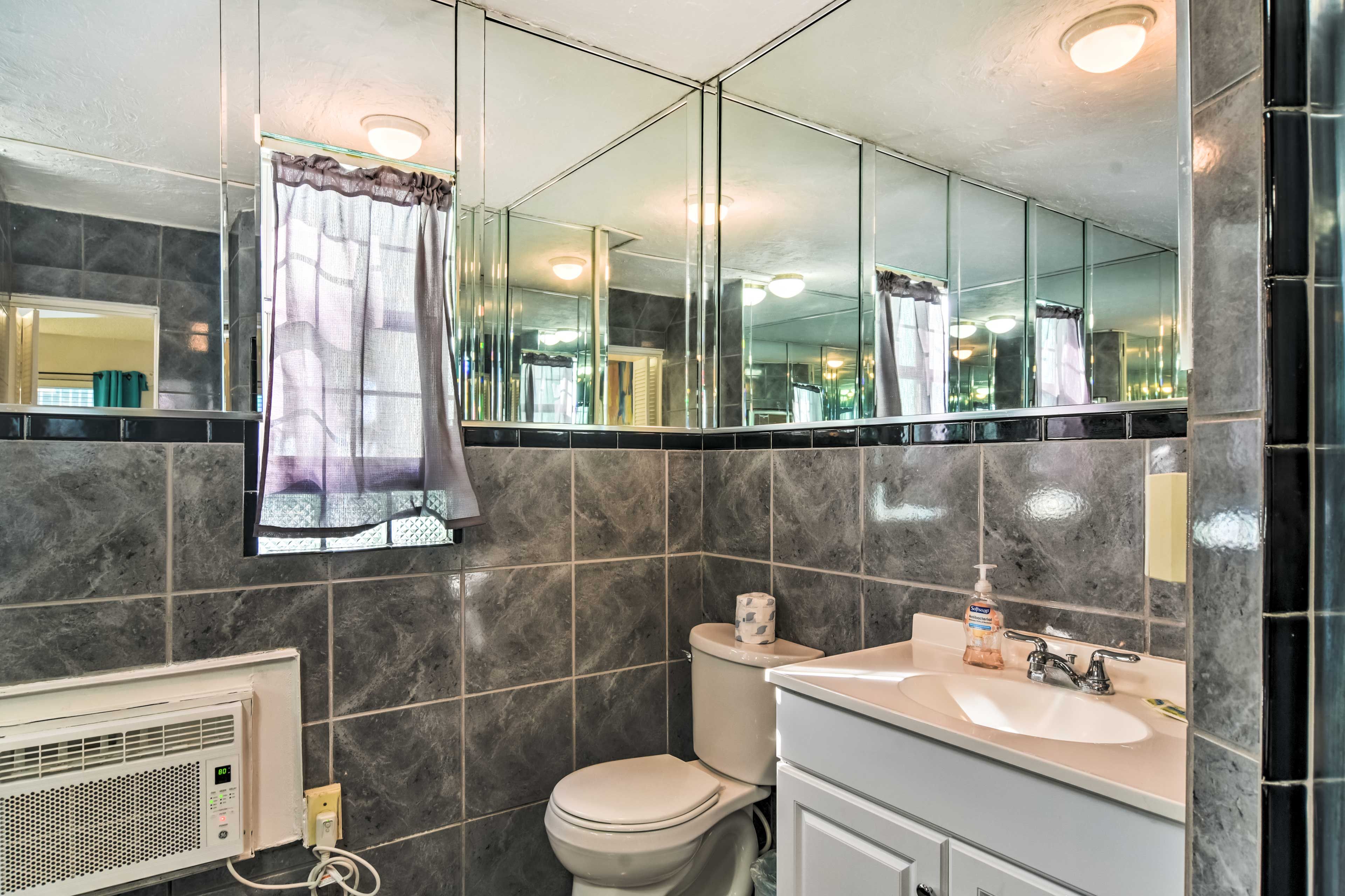 Full Bathroom | Complimentary Toiletries | Towels Provided