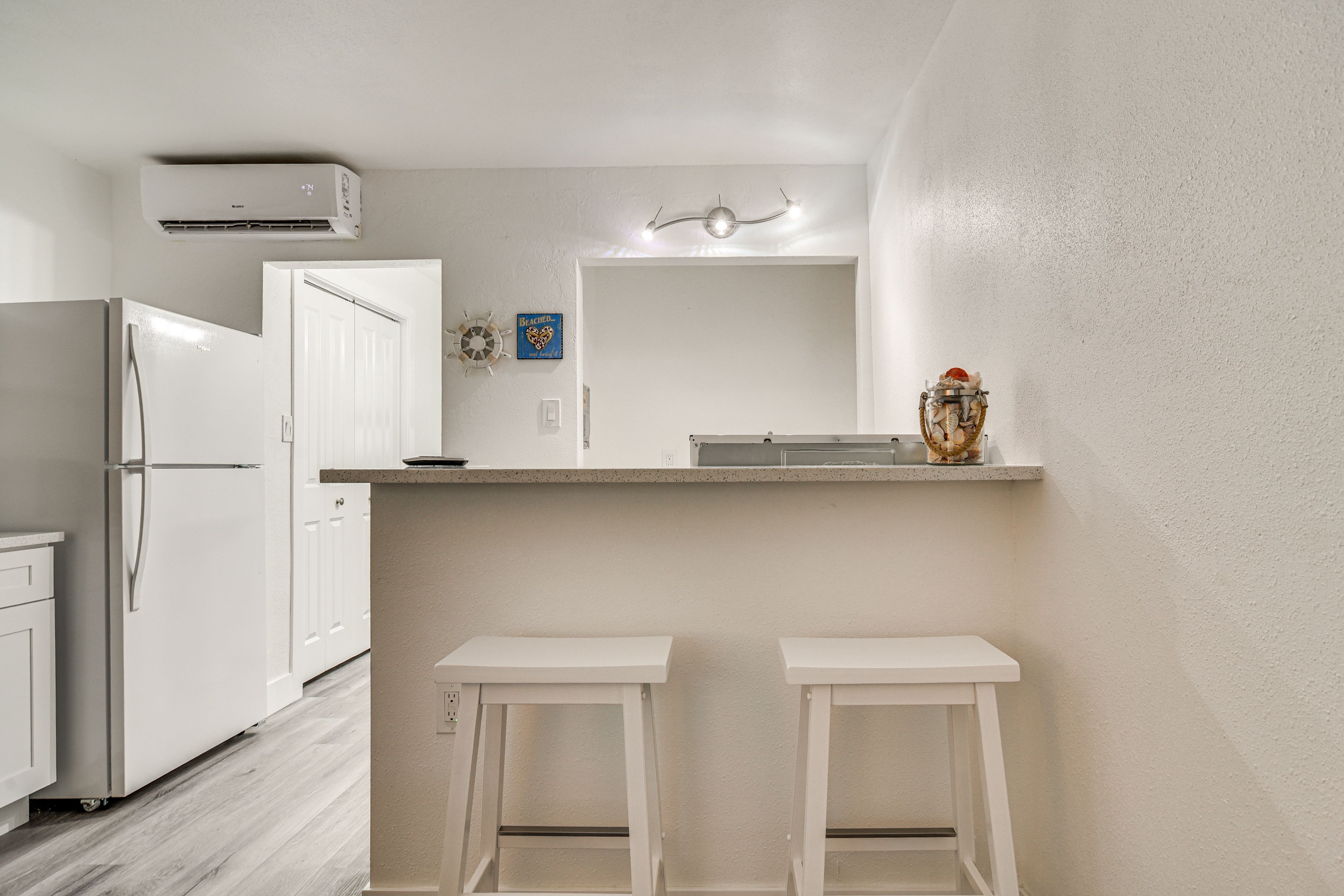 Breakfast Bar | Dishware/Flatware Provided