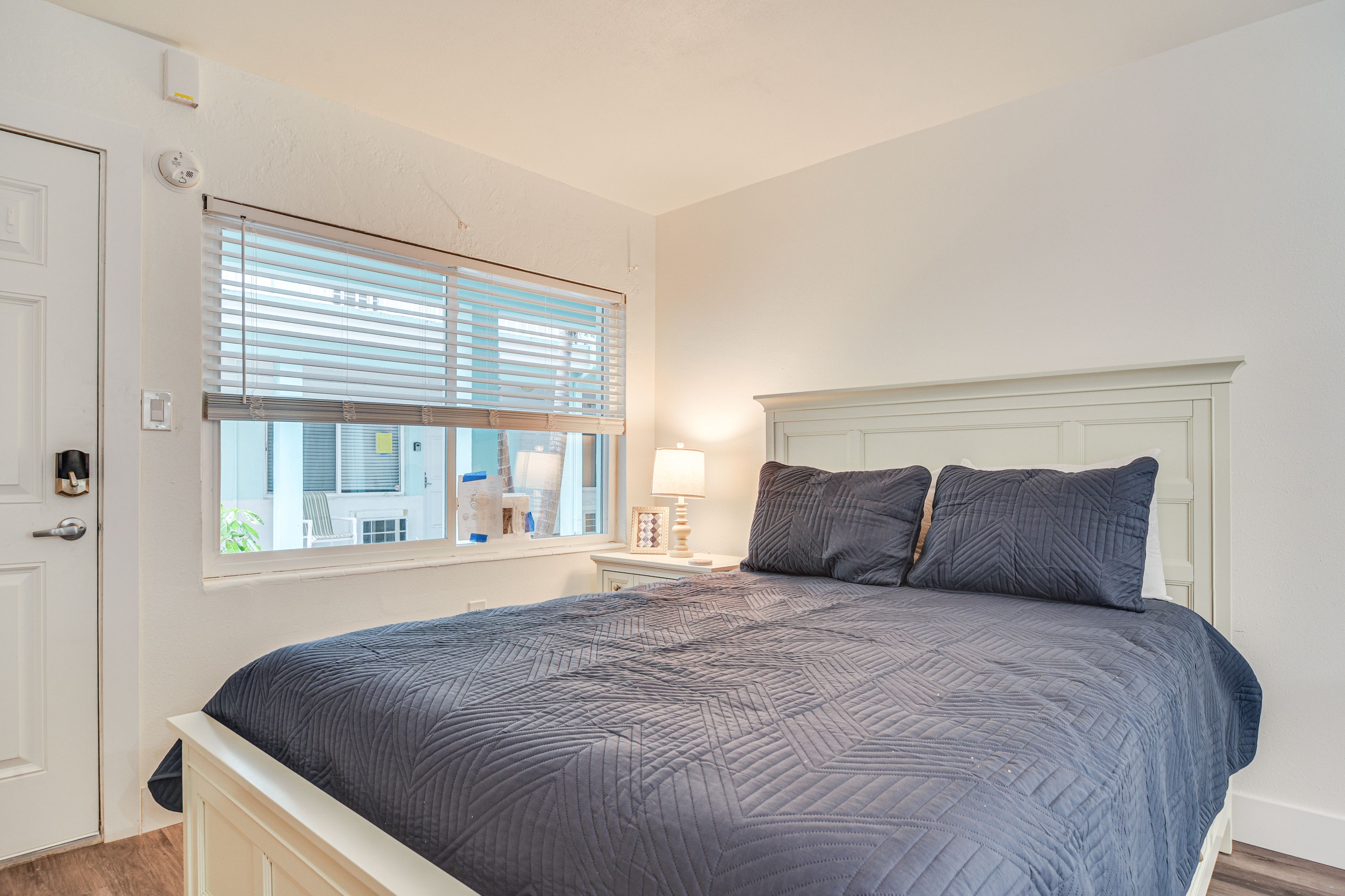 Studio | Queen Bed | Linens Provided | Smart TV | Free WiFi | A/C & Heating