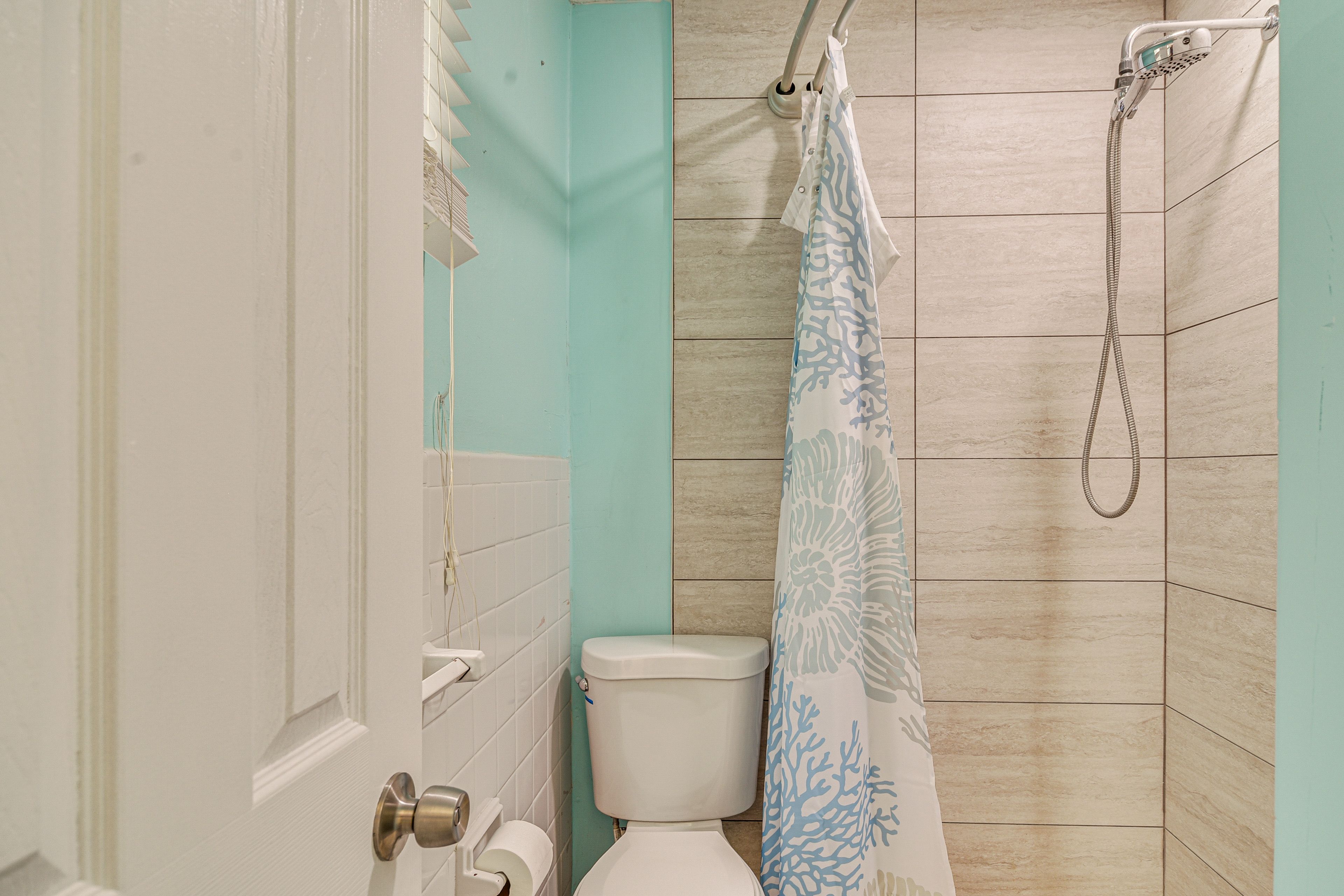 Bathroom | Complimentary Toiletries | Towels Provided