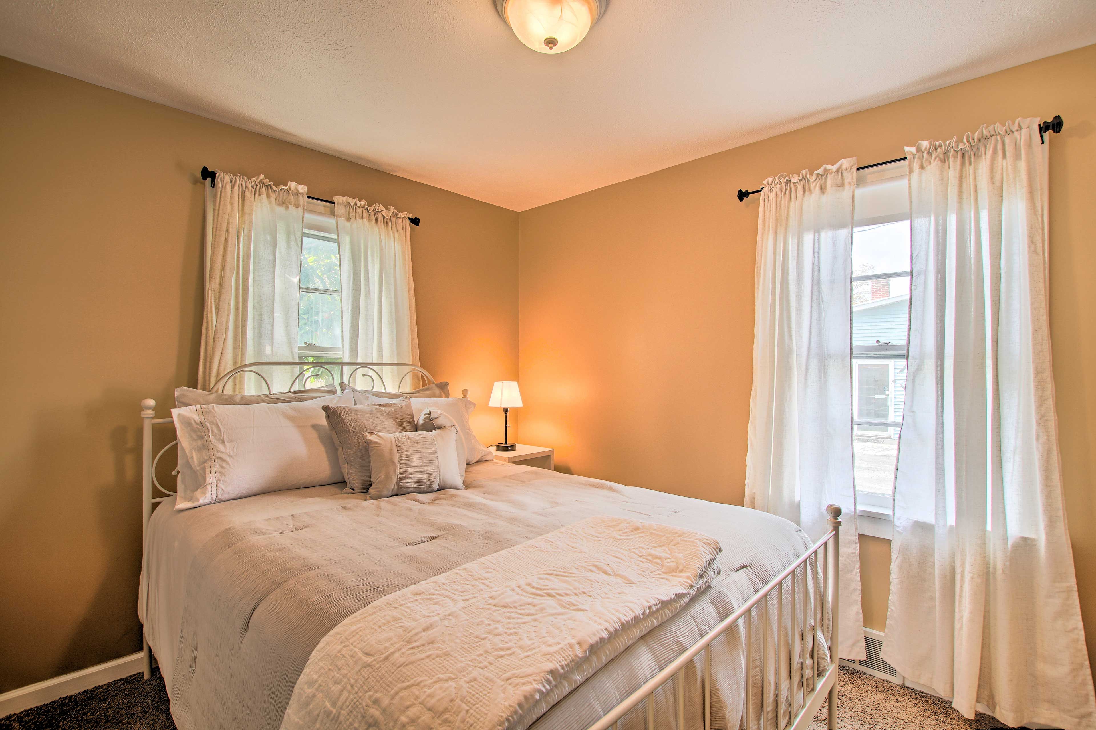 Bedroom 1 | Queen Bed | Closet Space